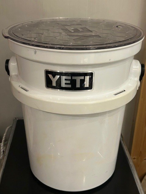 ver.36 【YETI イエティ バケツ 蓋セット 】 ホワイト 椅子