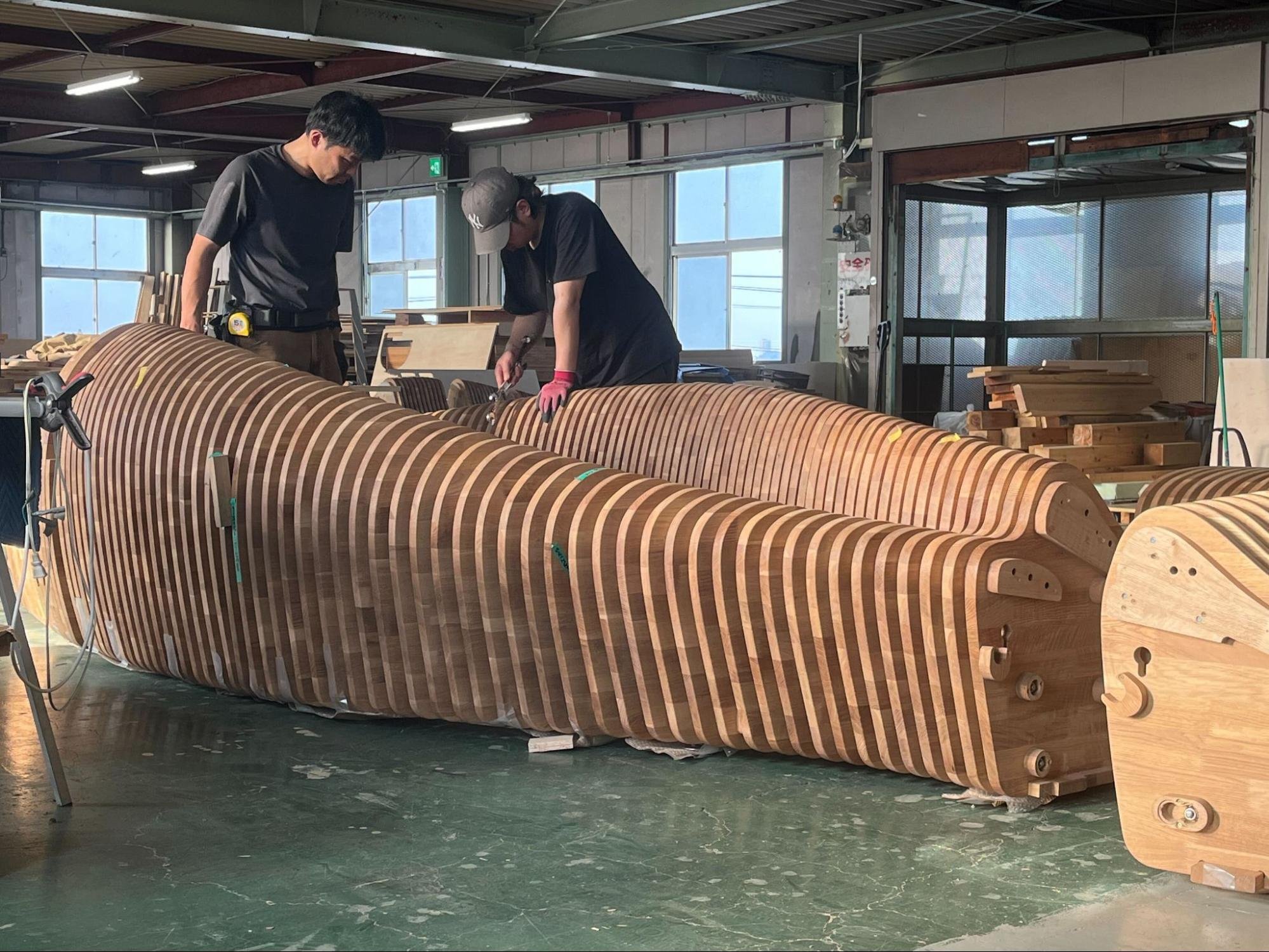 6,000を超える木製パーツからつくる巨大ベンチ ｜加工・施工編 [グラン