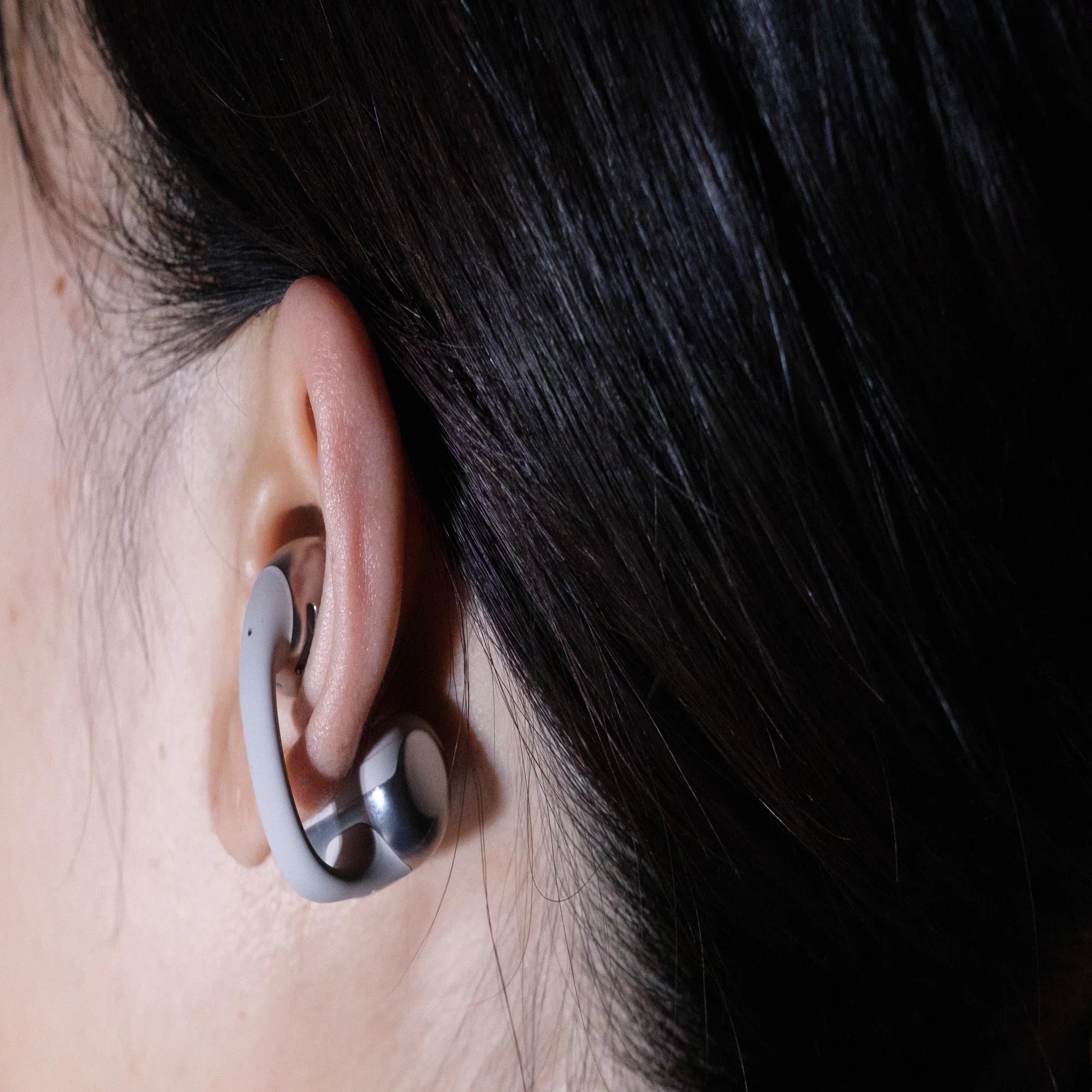 Shokz OpenDots ONE レビュー | イヤーカフ型イヤホンの心地よさが 