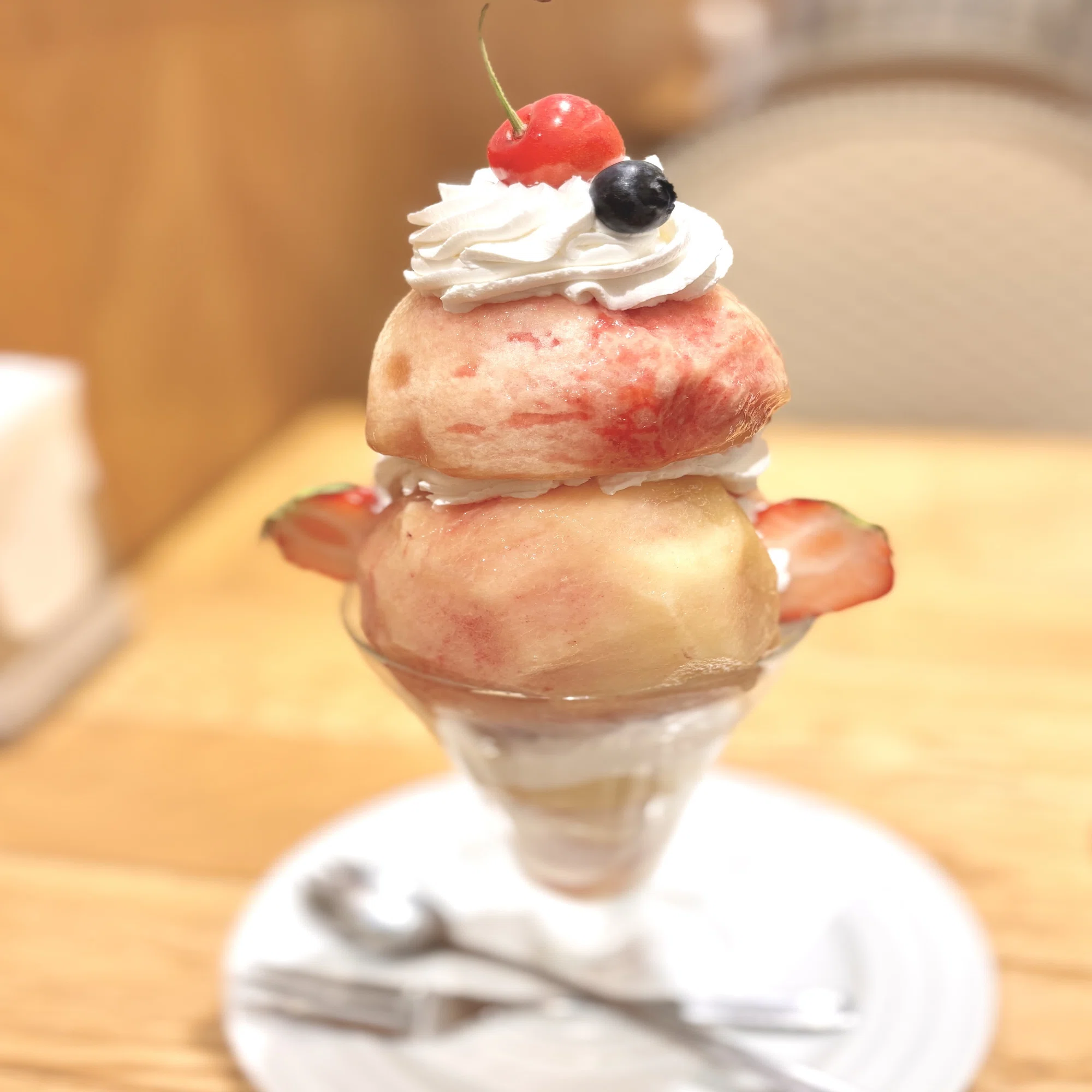 夏は、桃パフェ。｜くまのマフィン