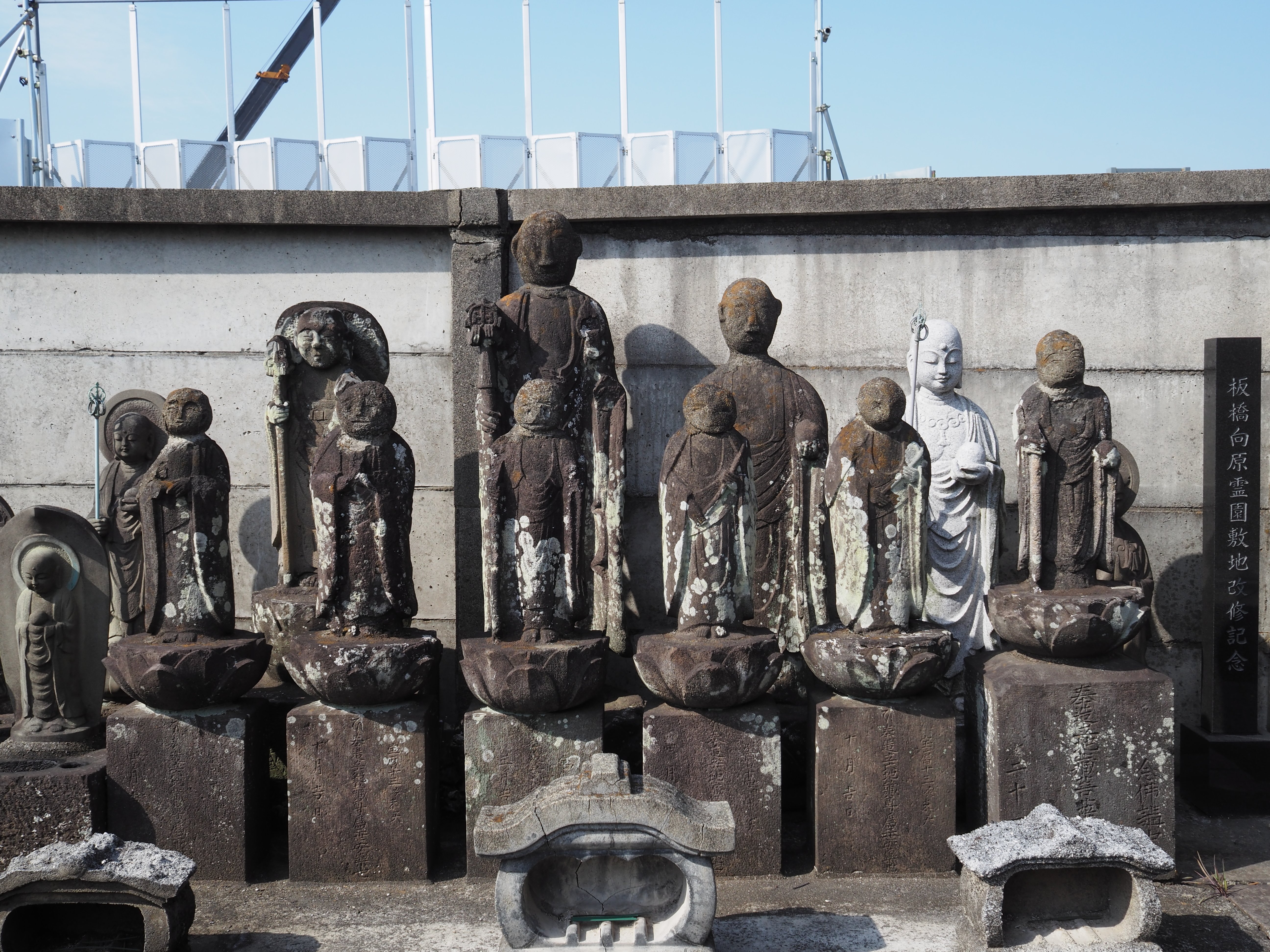 修復された石仏を見る｜板橋史談会