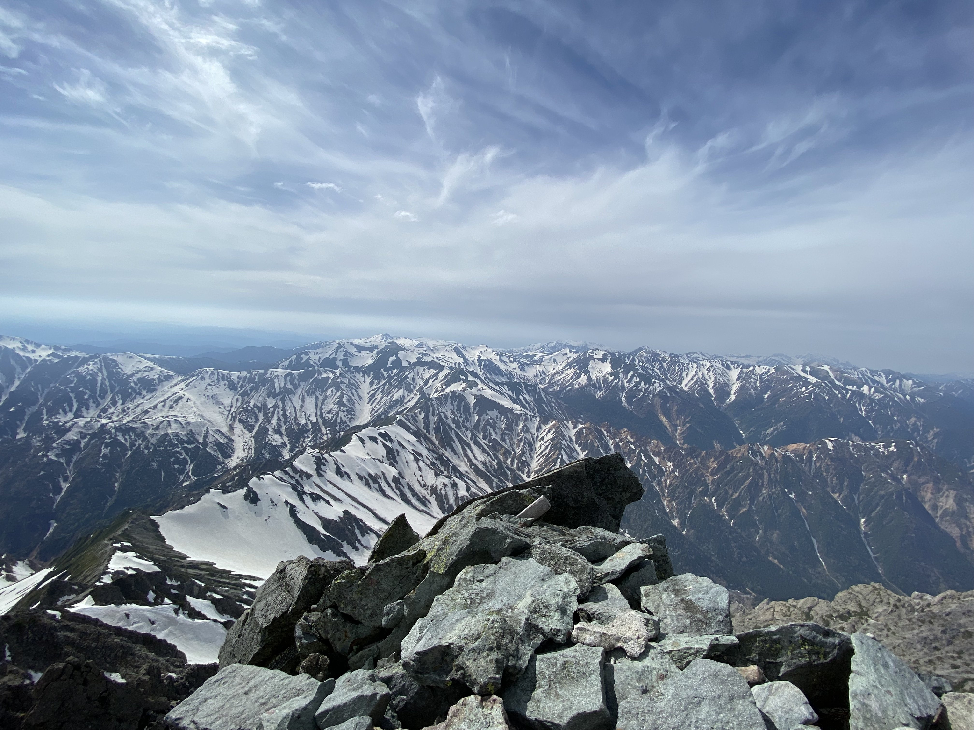 静けさの中の槍ヶ岳──雪と祠と新緑と｜yukinokoe