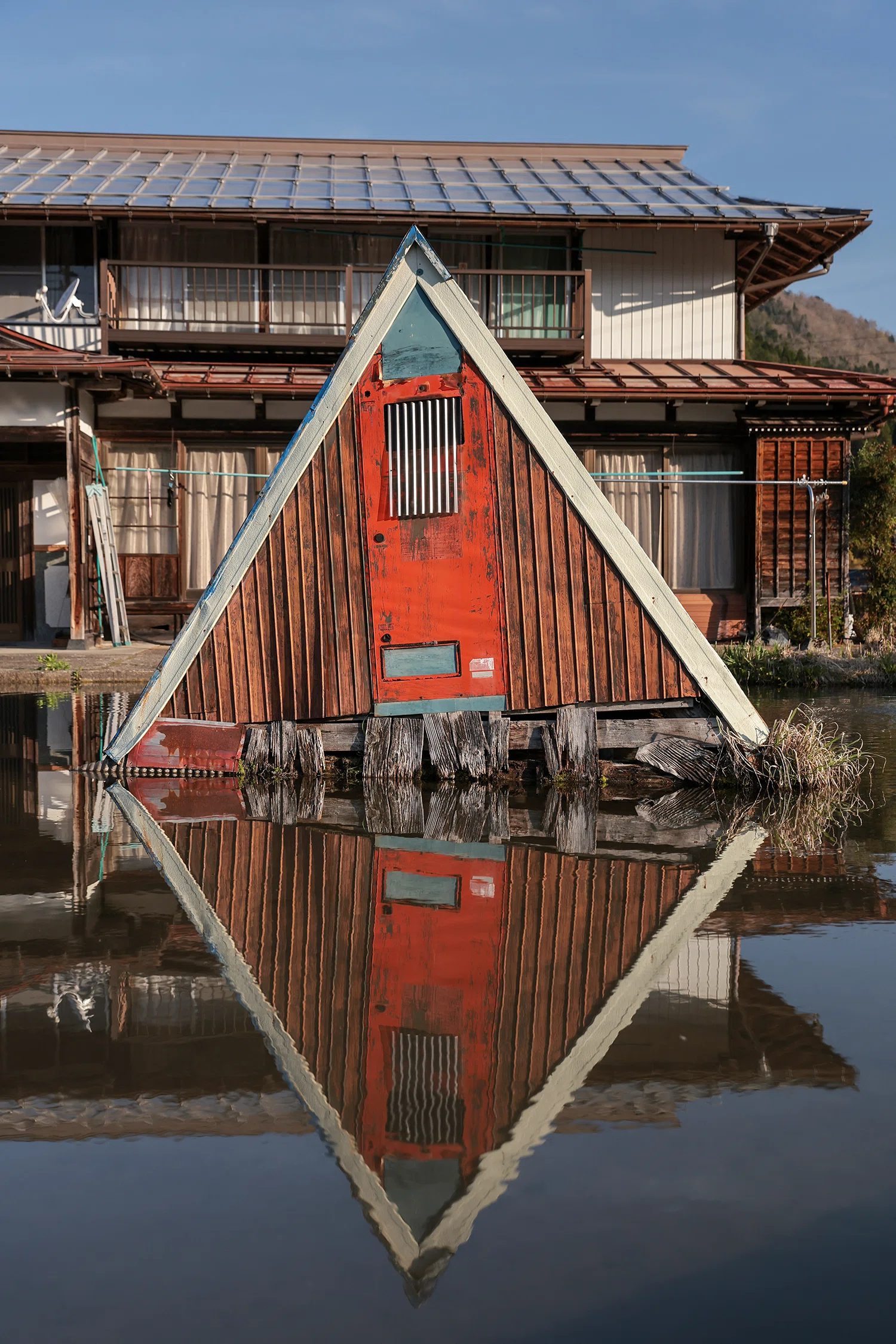 池に浮かぶ謎の三角小屋｜遠藤 宏 / Photographer