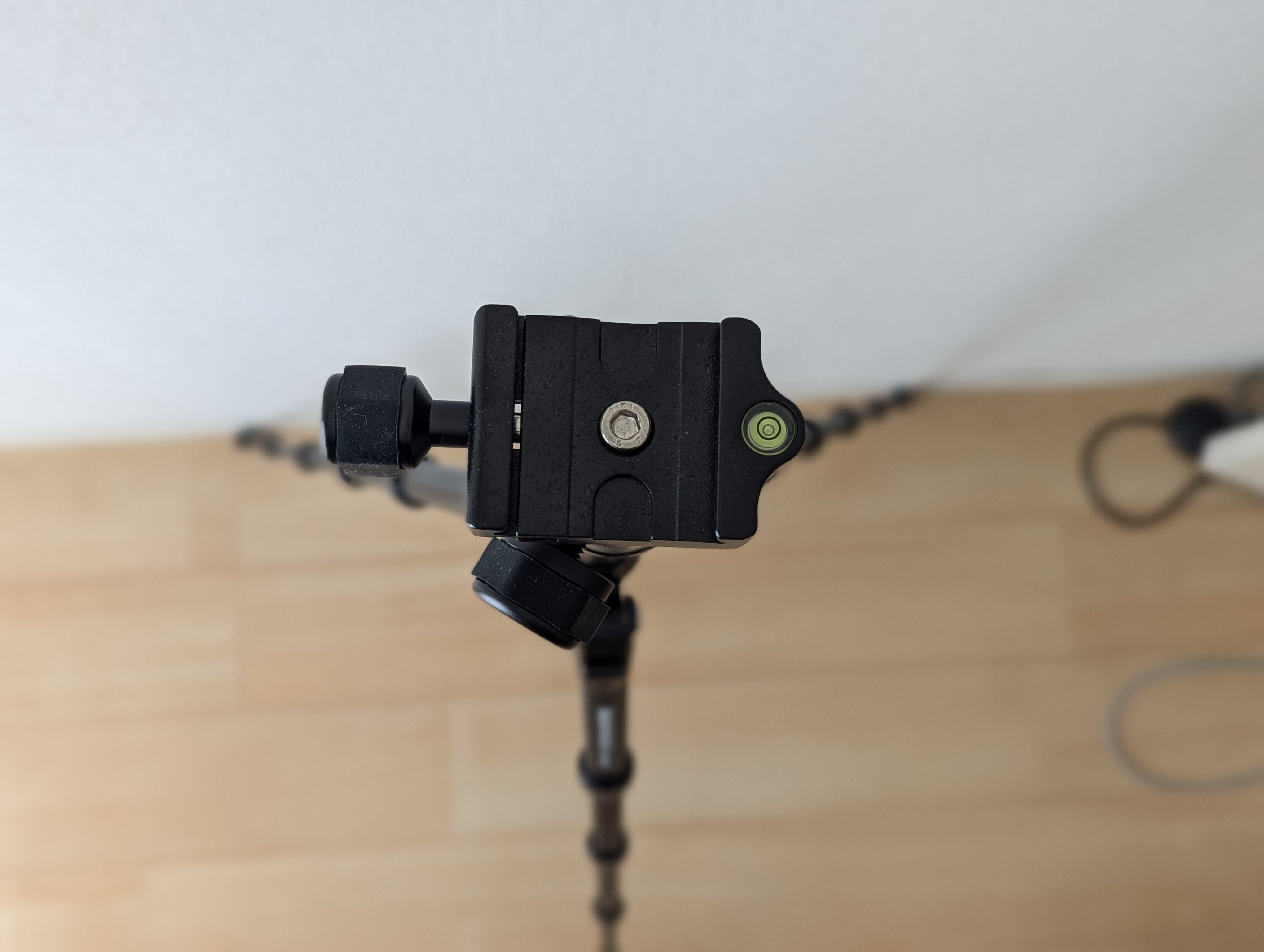 Manfrotto マンフロット Element トラベル三脚 MKELES5BK-BH レビュー