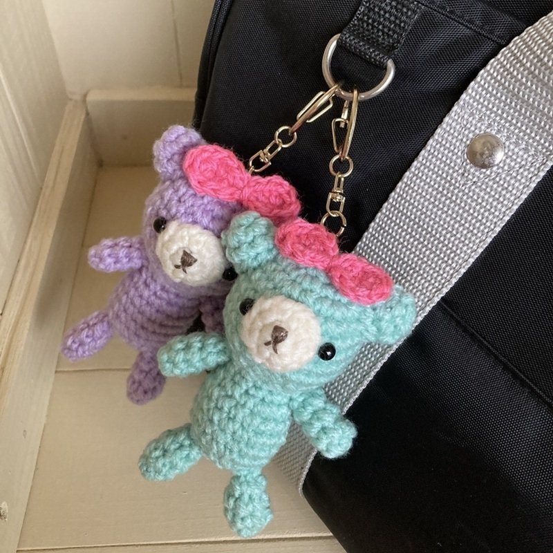ハンドメイドのあみぐるみくまちゃんキーホルダーなら、お友達に