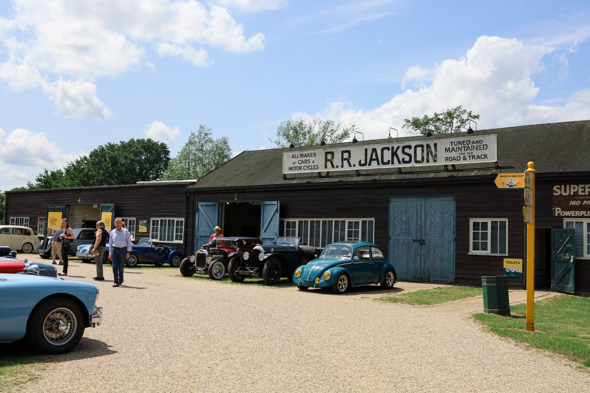 世界のクラシックカー　世界の自動車下じき 落札金額10億円超」マリン自動車博物館の「ブガッティ タイプ 57C