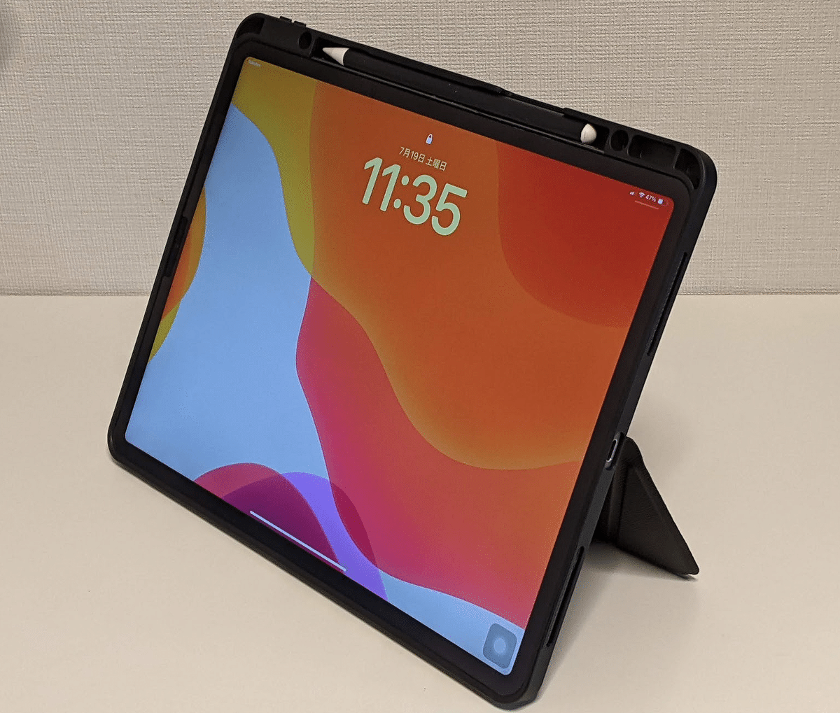 キックスタンドのためだけに、キーボード付きiPadカバーを買う