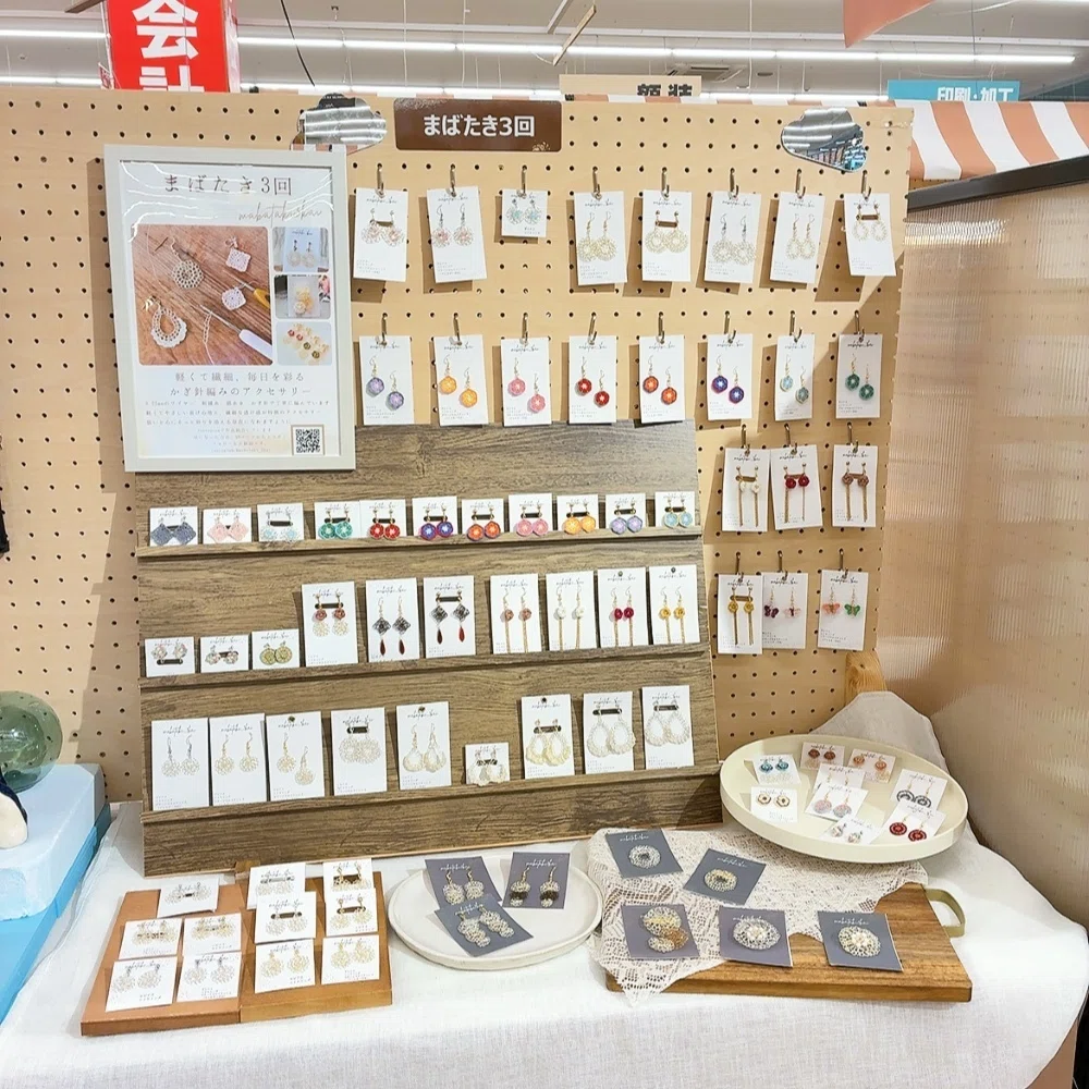 お値下げ❗️アクセサリーなどまとめ売り 40点以上 クリエイターズマルシェ出店中】80点の手編みアクセサリー、夏の彩りに