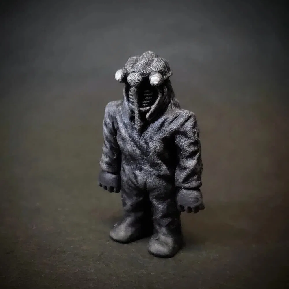 セミ人間】怪獣消しゴムを塗る！｜レイレイ