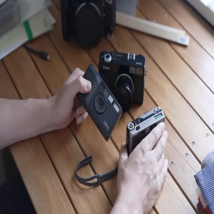 フィルムコンパクトカメラ最強のスナップシューターはどれだ？GR vs