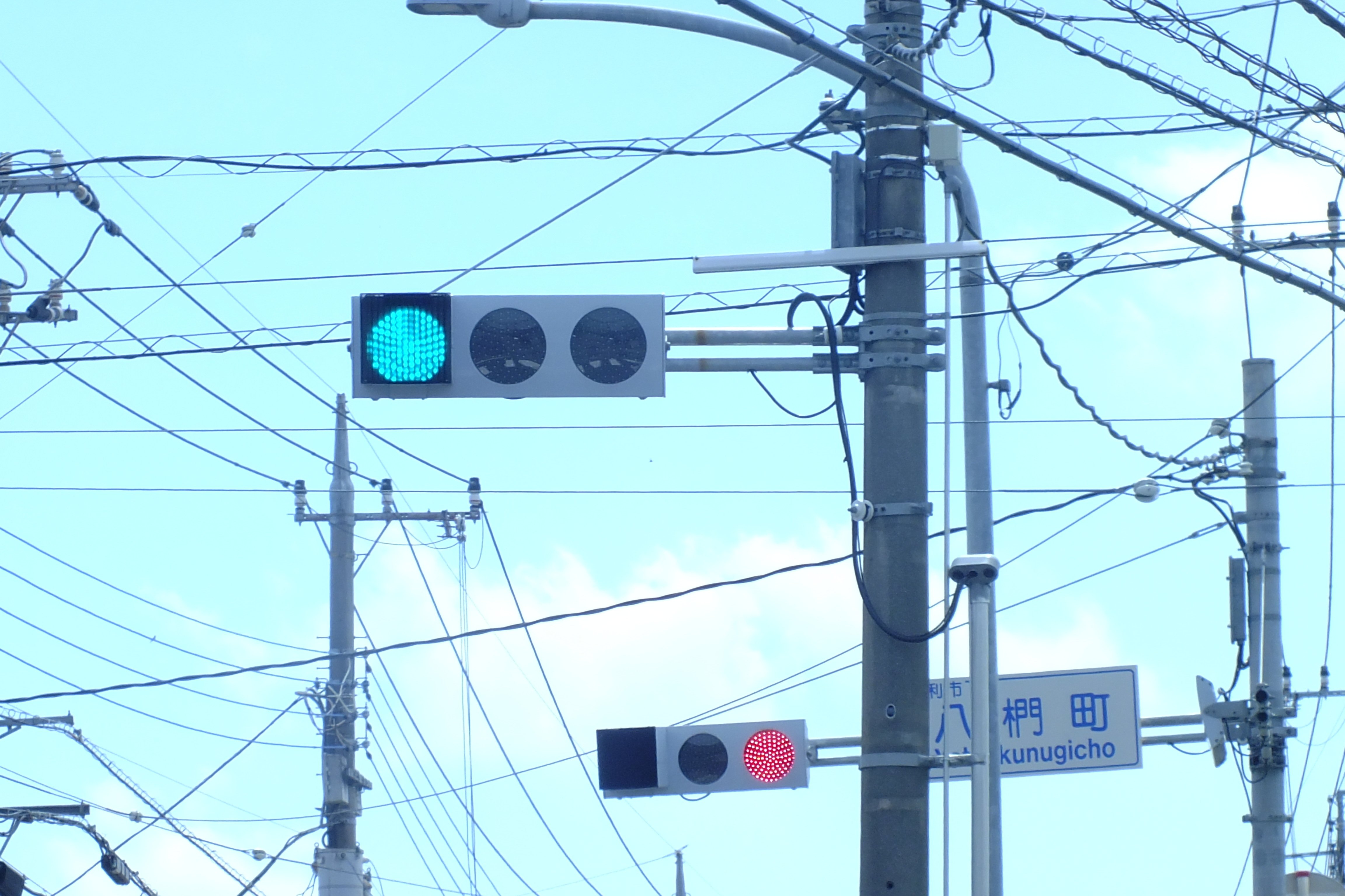 足利-36】 足利市八椚町にある青だけルーバーと曇りレンズの信号電材低