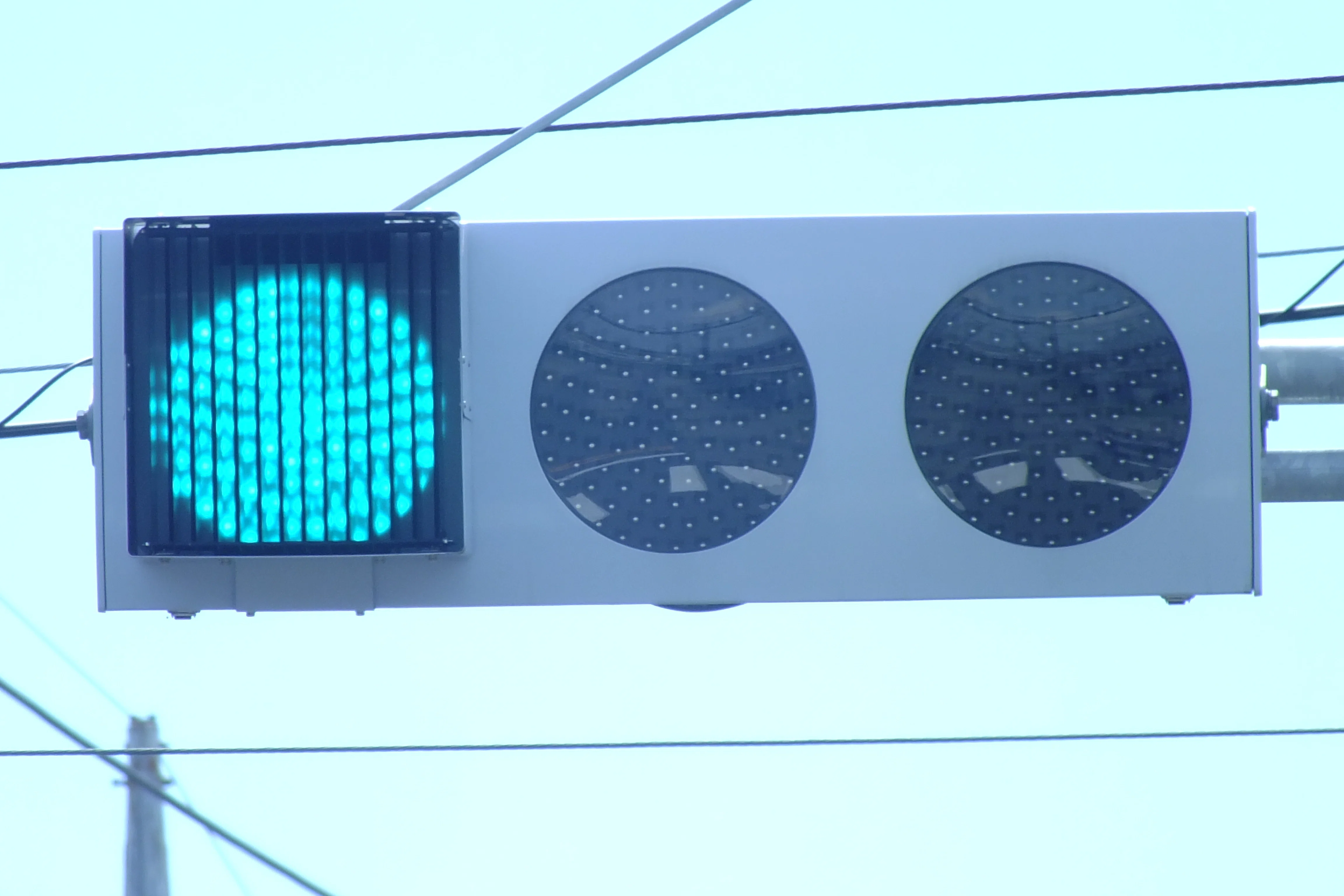 信号電材　LEDレンズユニット　青色 足利-36】 足利市八椚町にある青だけルーバーと曇りレンズの信号電材低