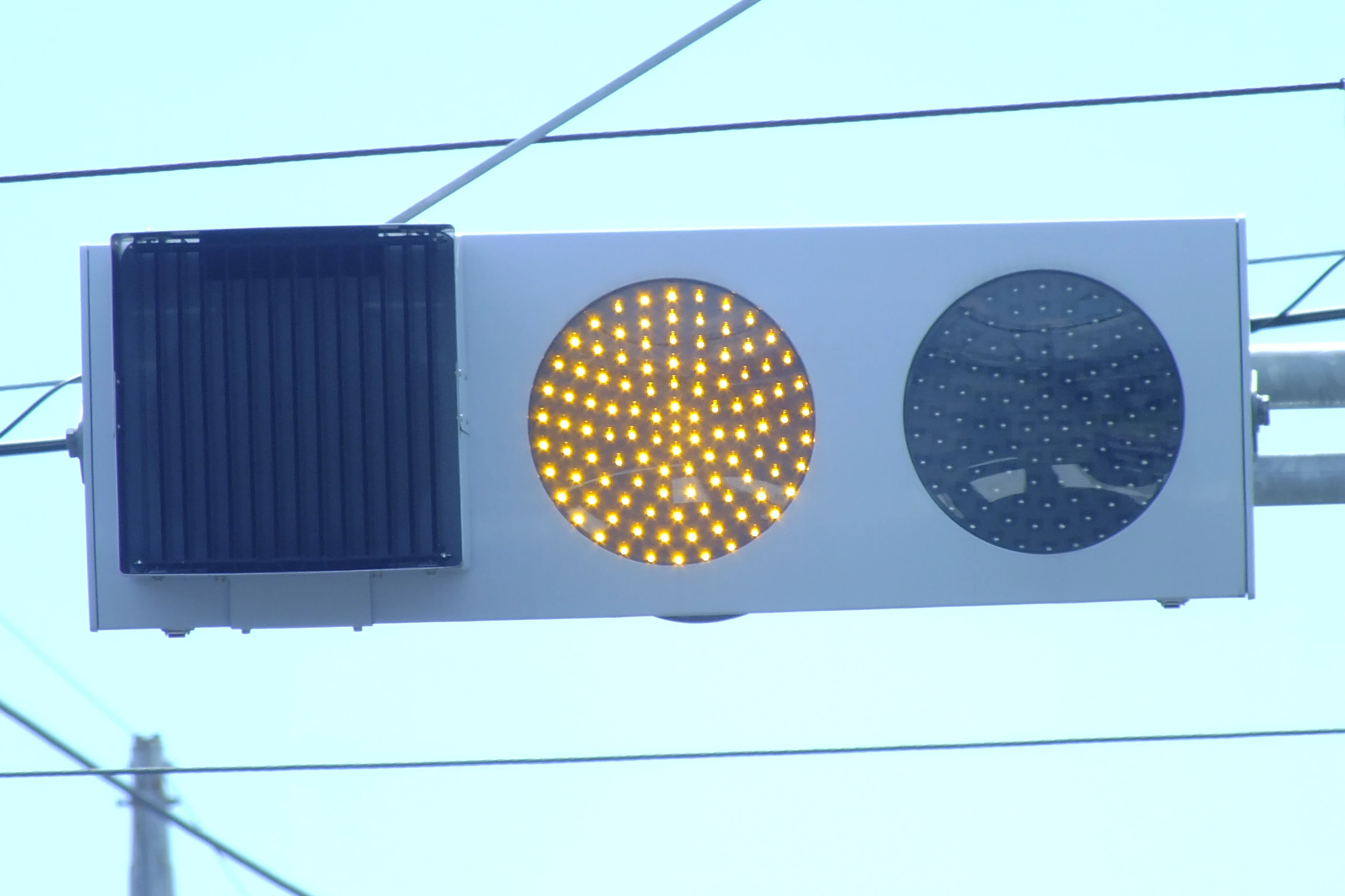 足利-36】 足利市八椚町にある青だけルーバーと曇りレンズの信号電材低