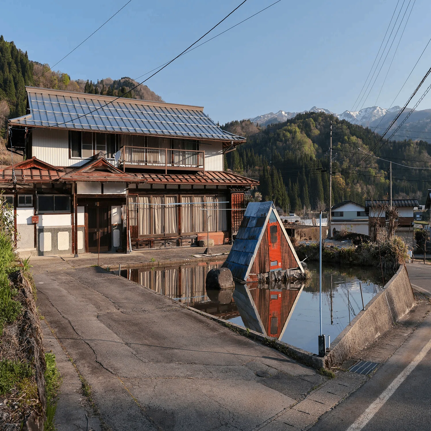 山間小屋 池に浮かぶ謎の三角小屋｜遠藤 宏 / Photographer