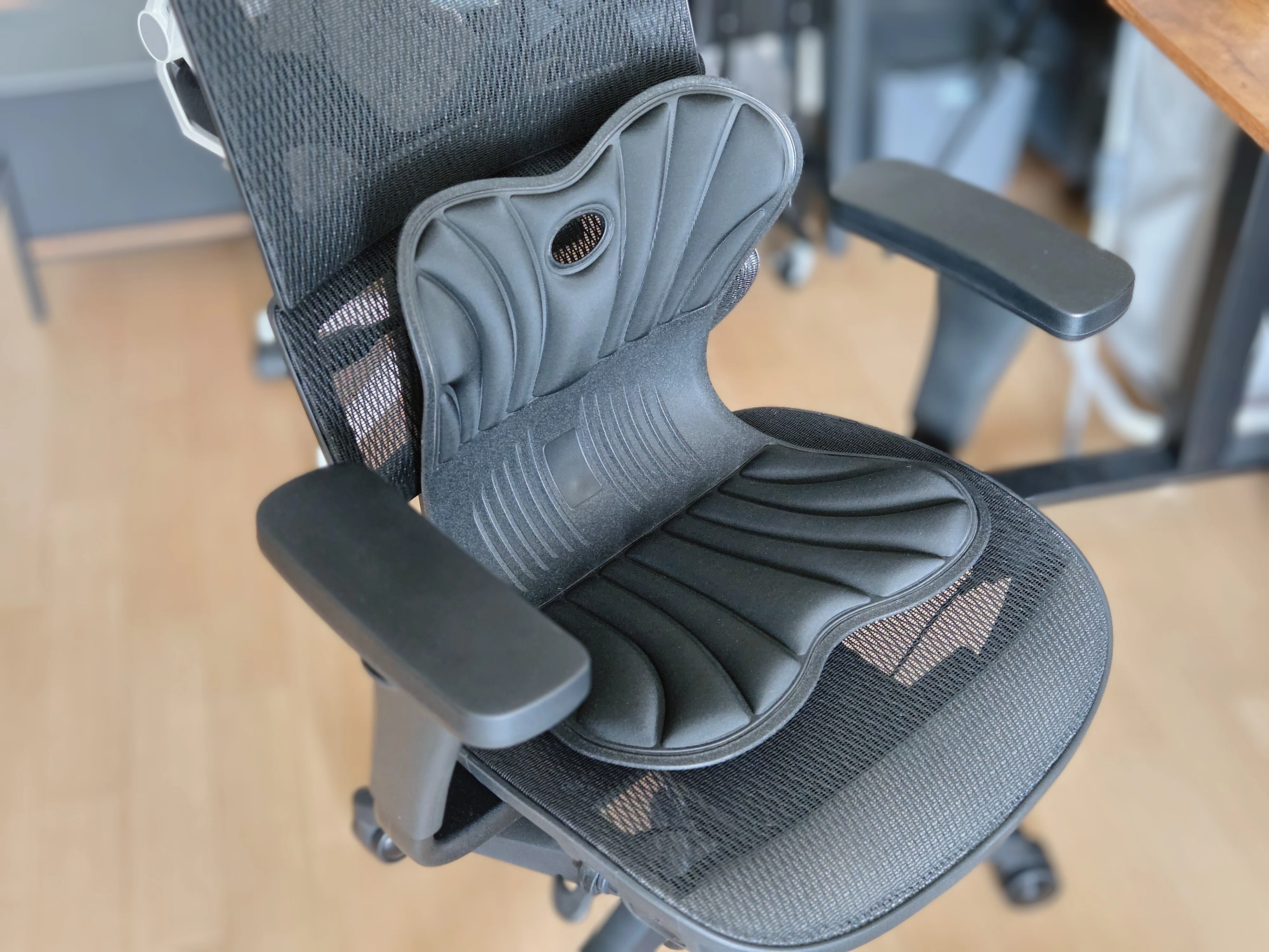 デスクワーカーの腰の悩み解決できるかもしれない姿勢サポーターを使っ