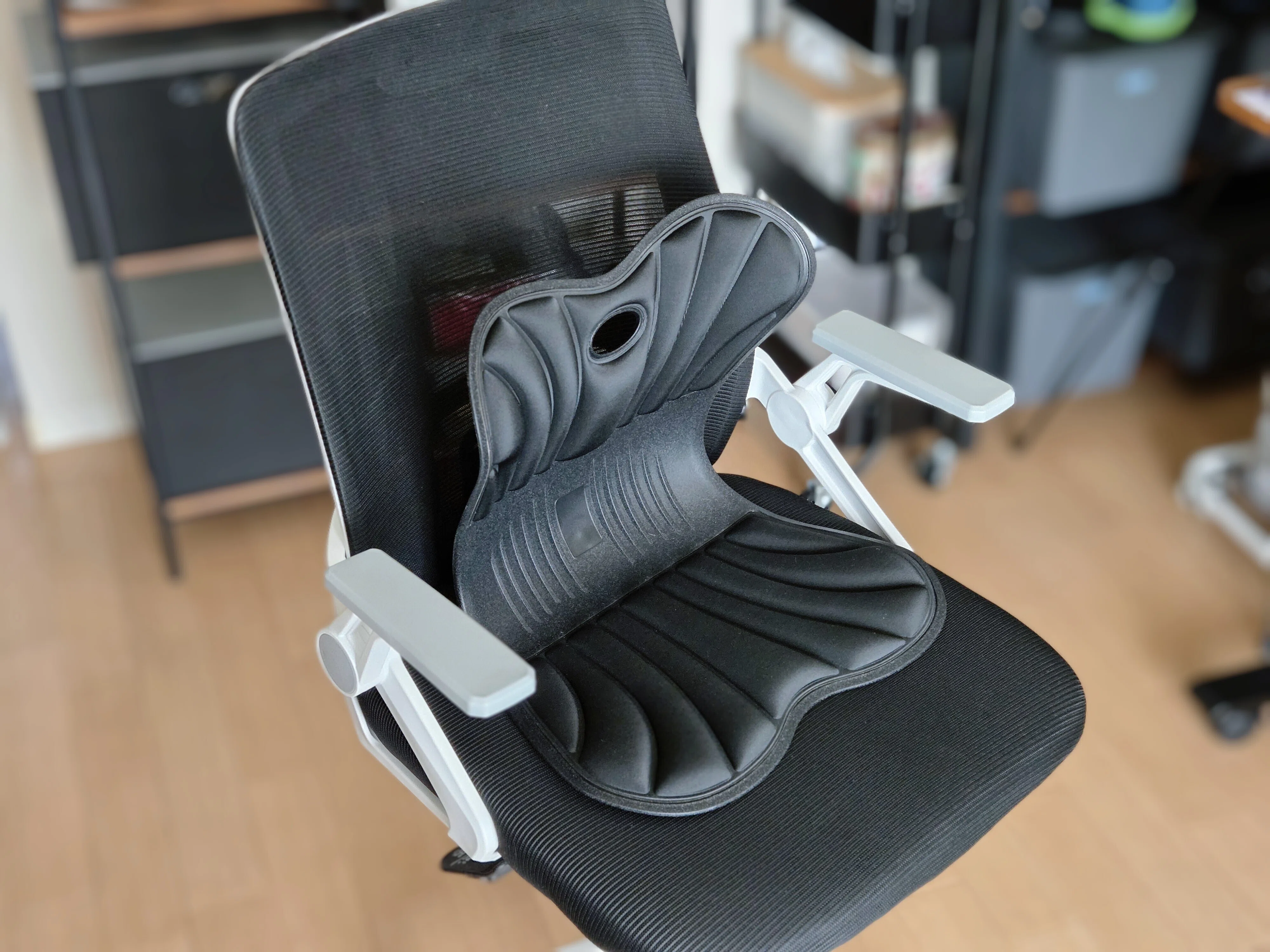 デスクワーカーの腰の悩み解決できるかもしれない姿勢サポーターを使っ