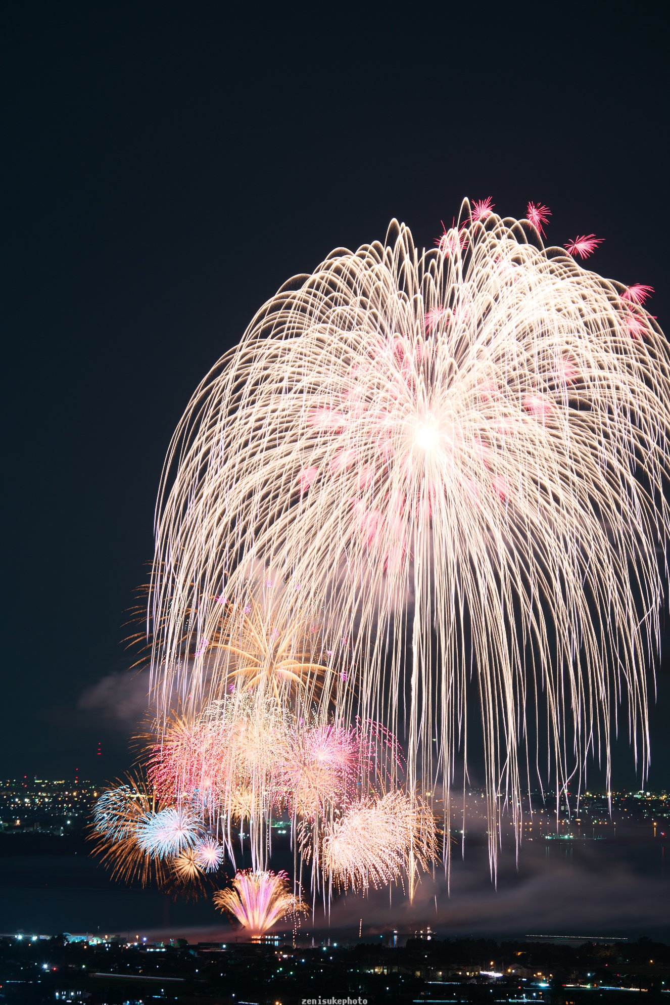 望遠レンズで花火を撮るなら背景選びも重要だった｜銭祐