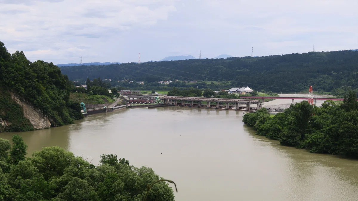 宮中取水ダム　対岸より撮影