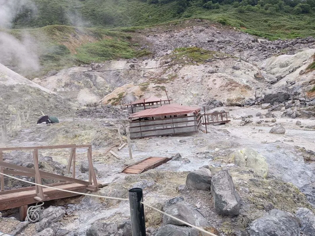 日本唯一の北投石、強酸性の湯治場玉川温泉｜珍湯太郎