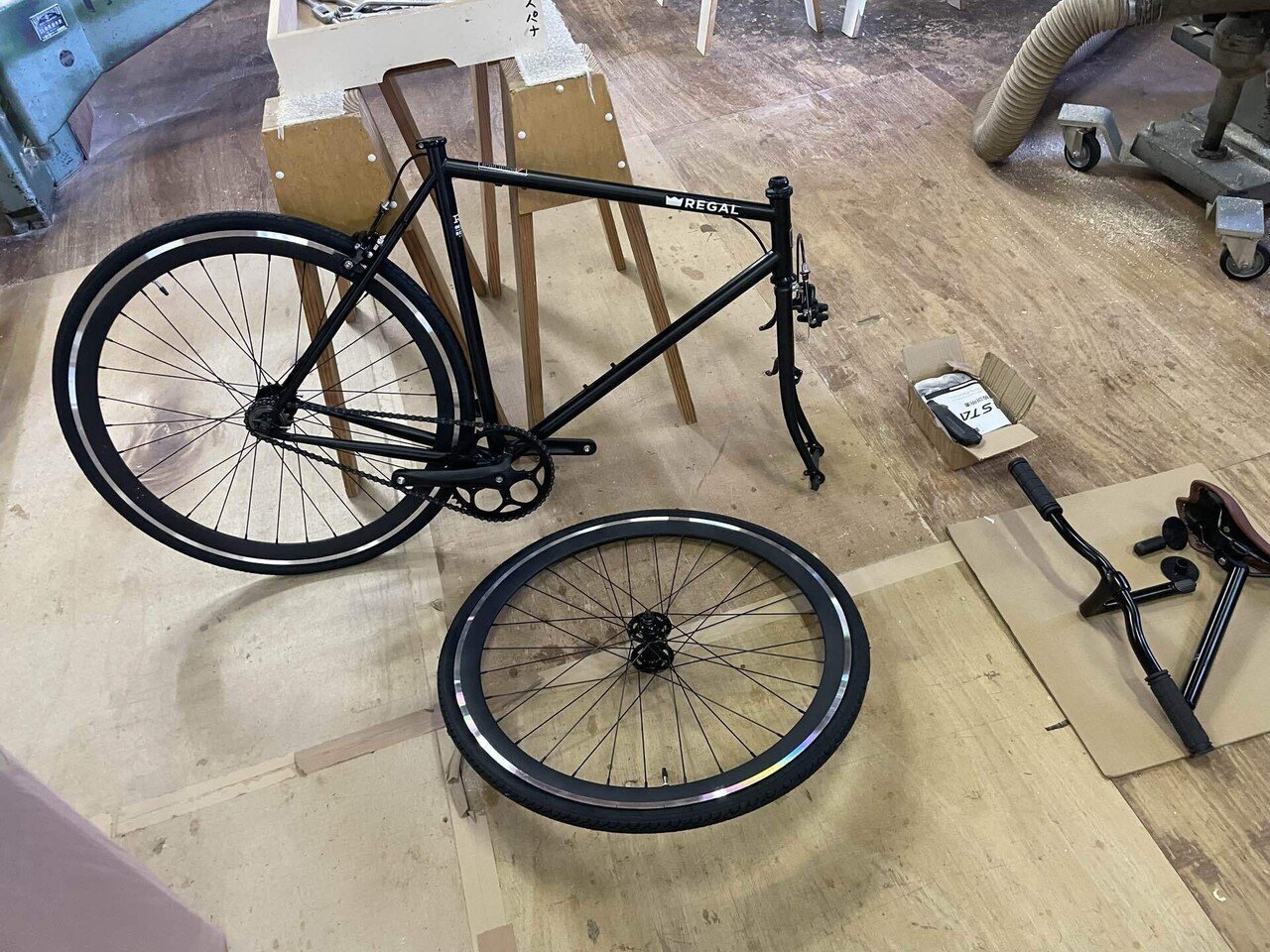 シングルスピード ピスト バイク ブラック 700C通勤使用 自転車 ピストバイク 700C シングルギア ブルーホーン スポーツ