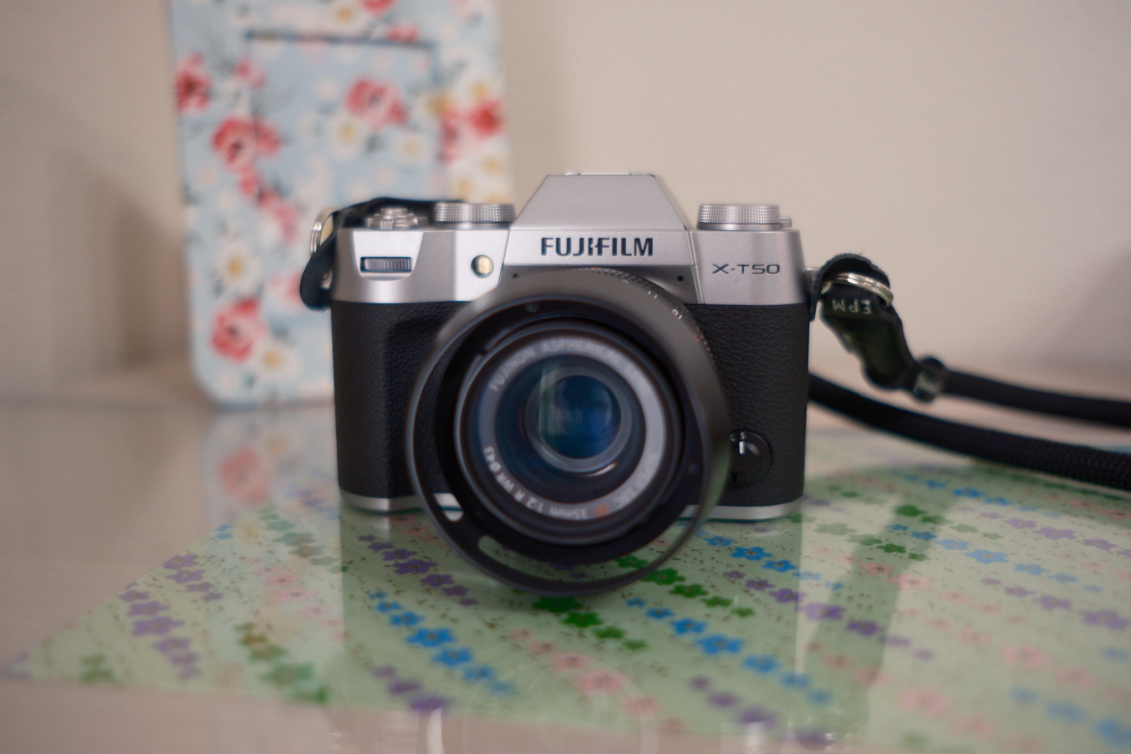 FUJIFILM X-T50と写真立てが飾られているところ