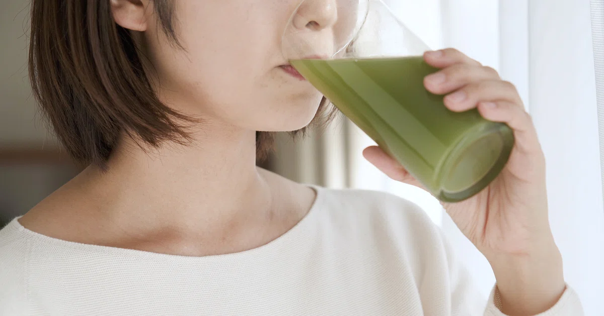 女性がよもぎ茶を飲んでいます。