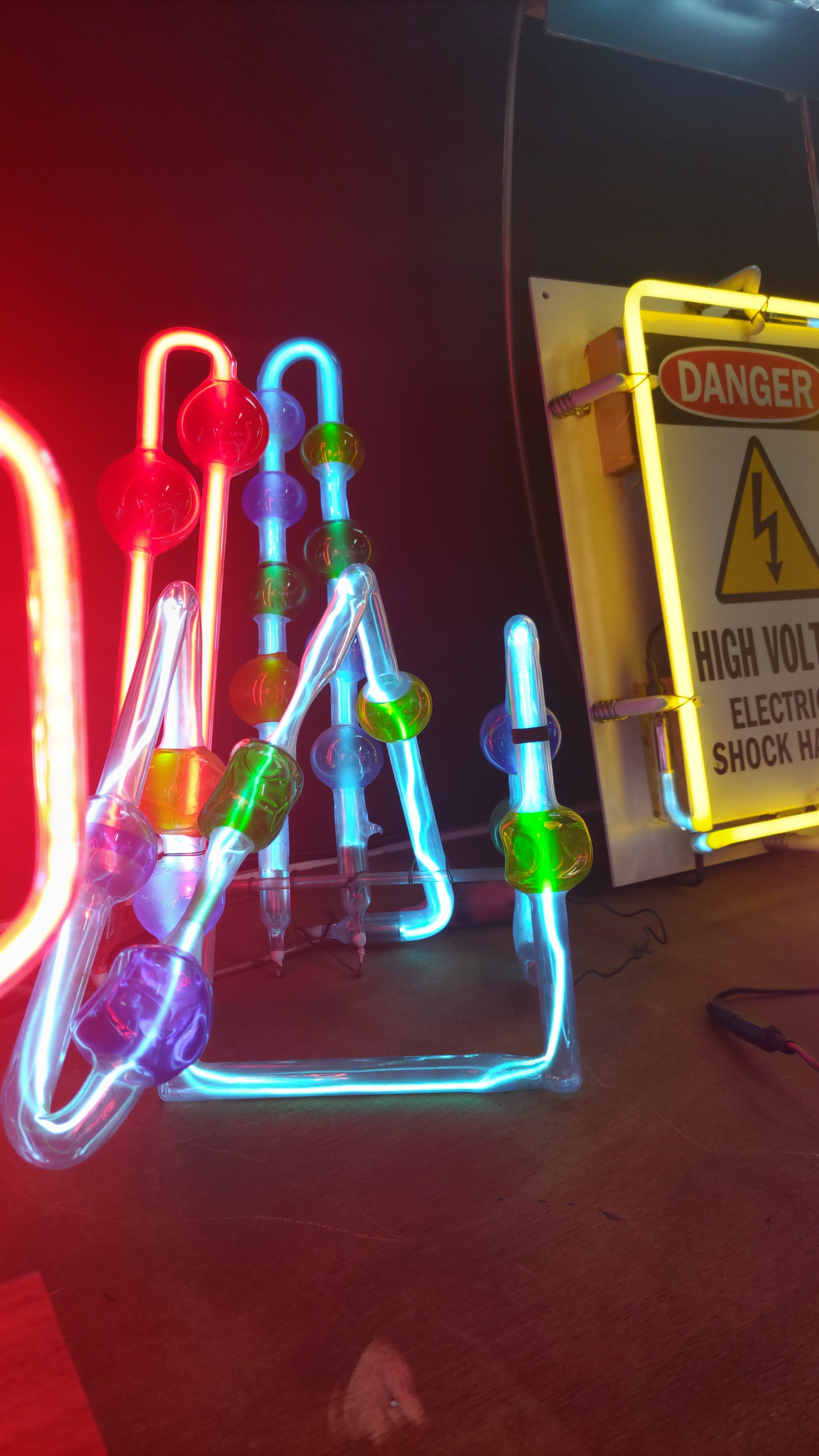 ネオンができるところを見てきた。｜ドミロン