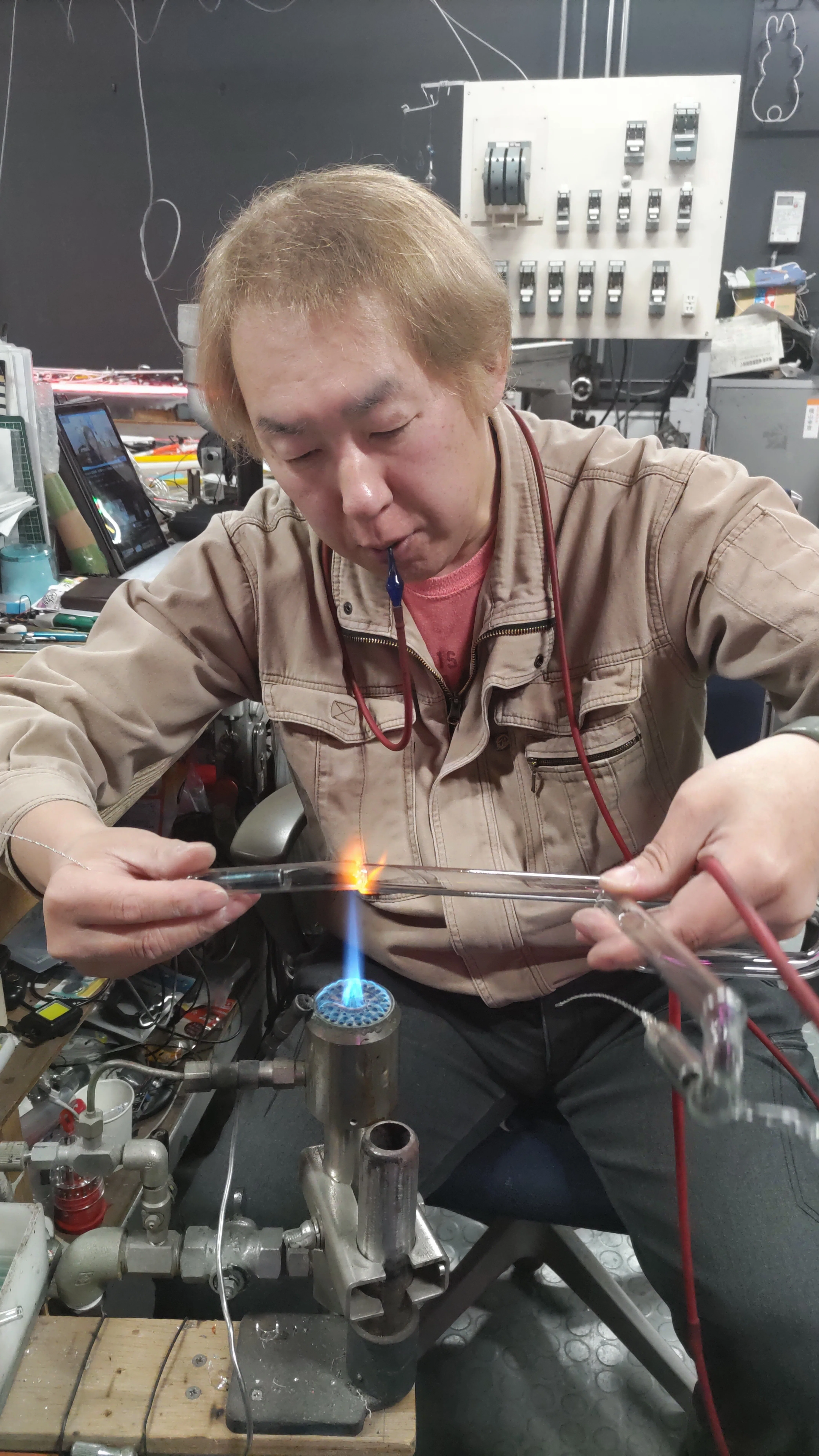ネオンができるところを見てきた。｜ドミロン