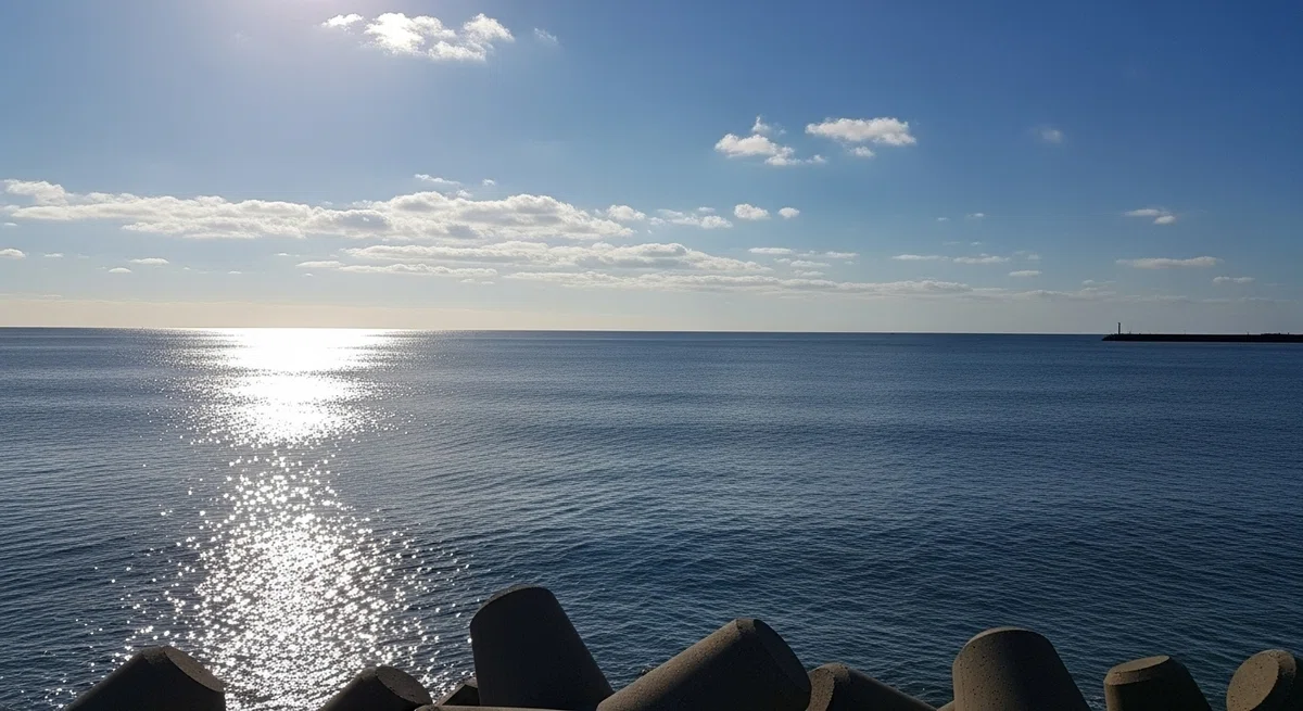 防波堤から見た、どこまでも広がる穏やかな青い海。