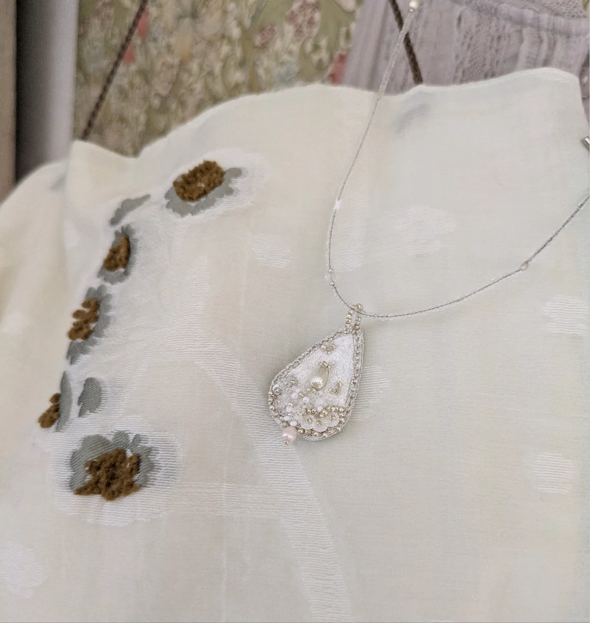 美品】〈一点物〉ポリクロームジャスパーのビーズ刺繍ネックレス 美品】〈一点物〉ポリクロームジャスパーのビーズ刺繍ネックレス