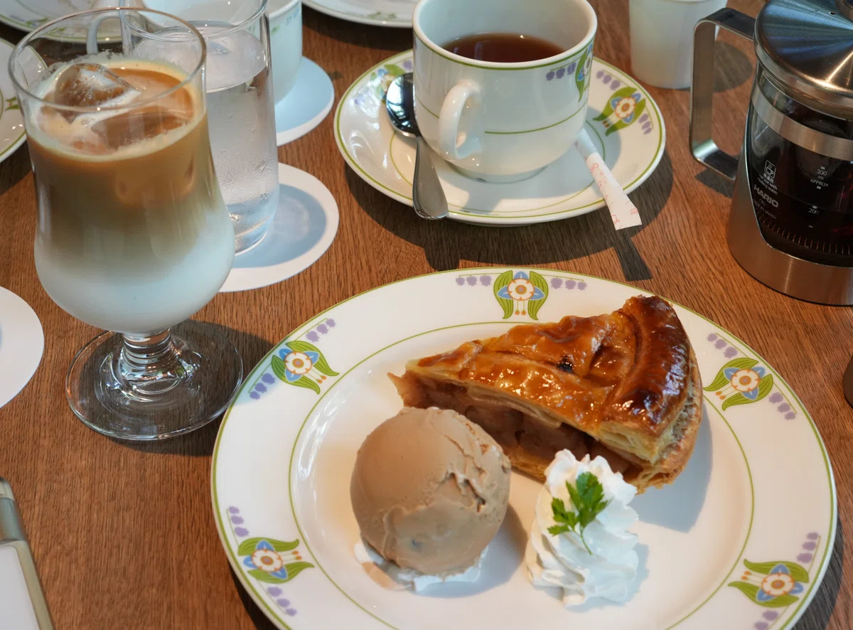 軽井沢 万平ホテル カフェテラス アップルパイ カフェラテ