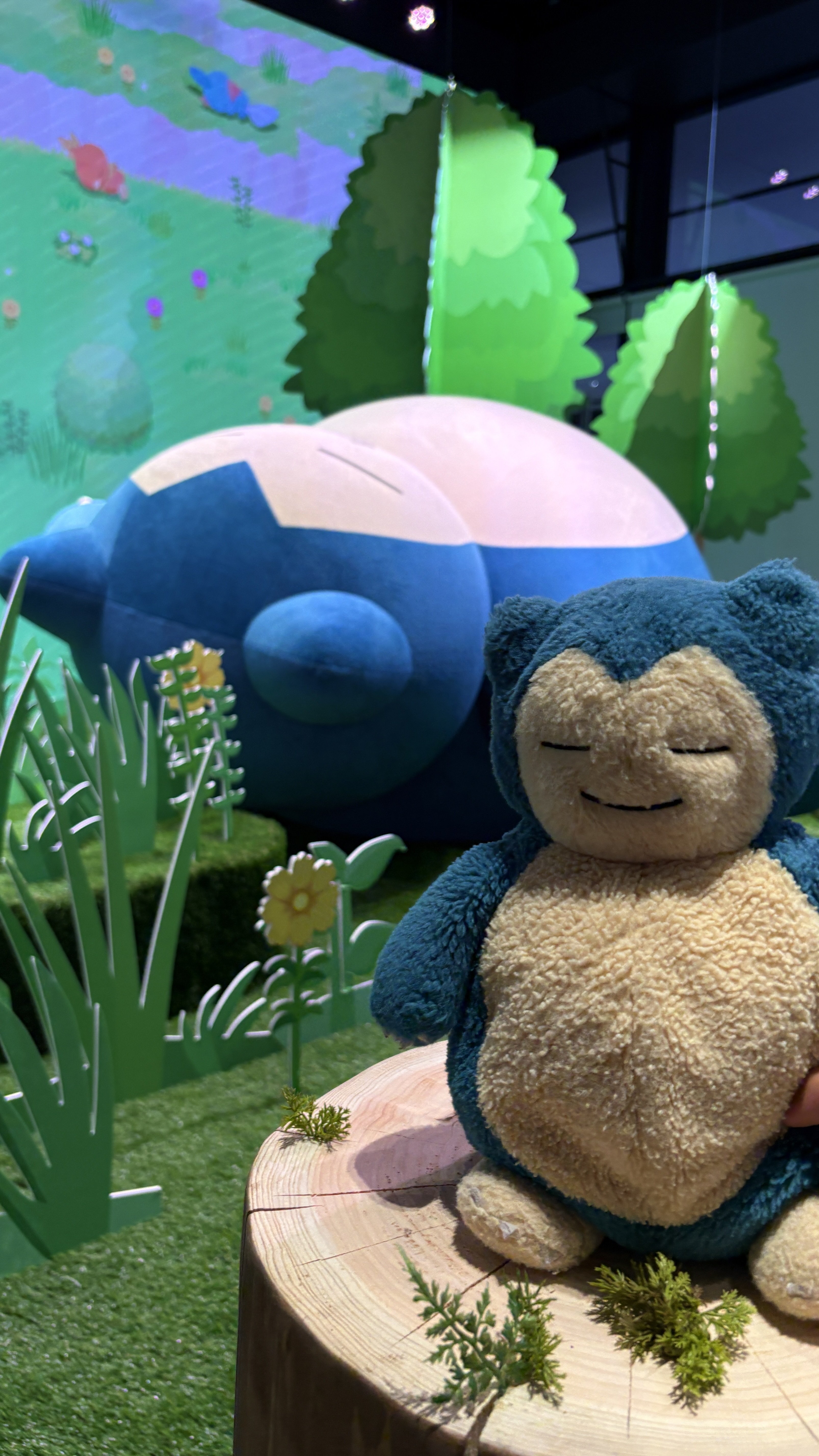 巨大なカビゴン 渋谷に「ポケスリ」巨大カビゴン、新グッズが登場！ 撮り下ろし