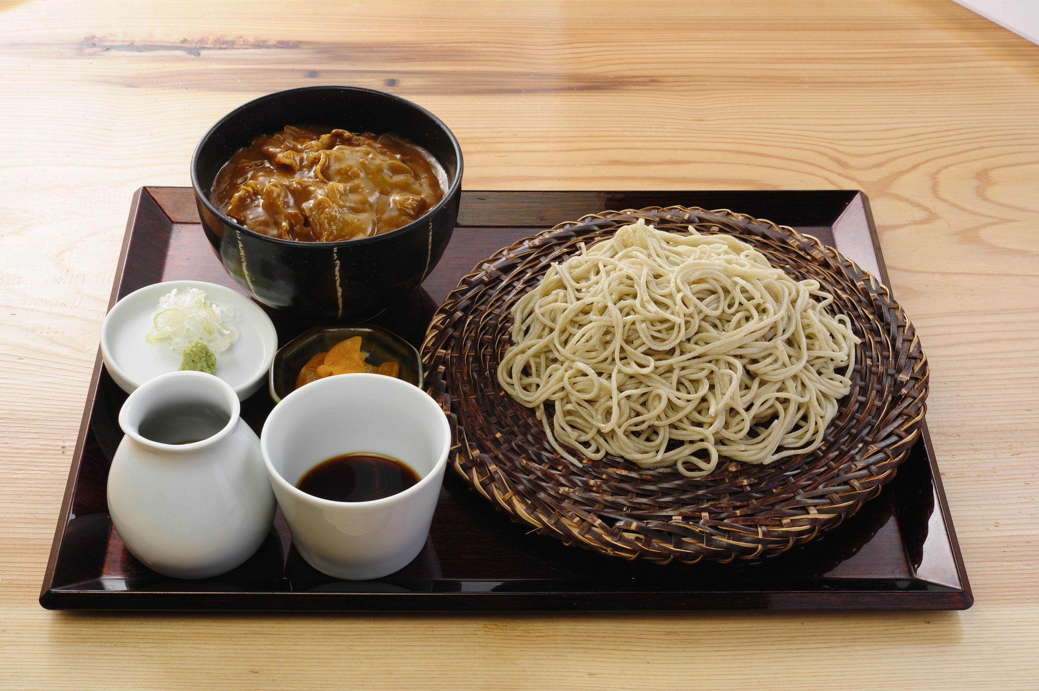 自家製粉手打ちそばの多彩なセットで差別化。スピード提供も強みに