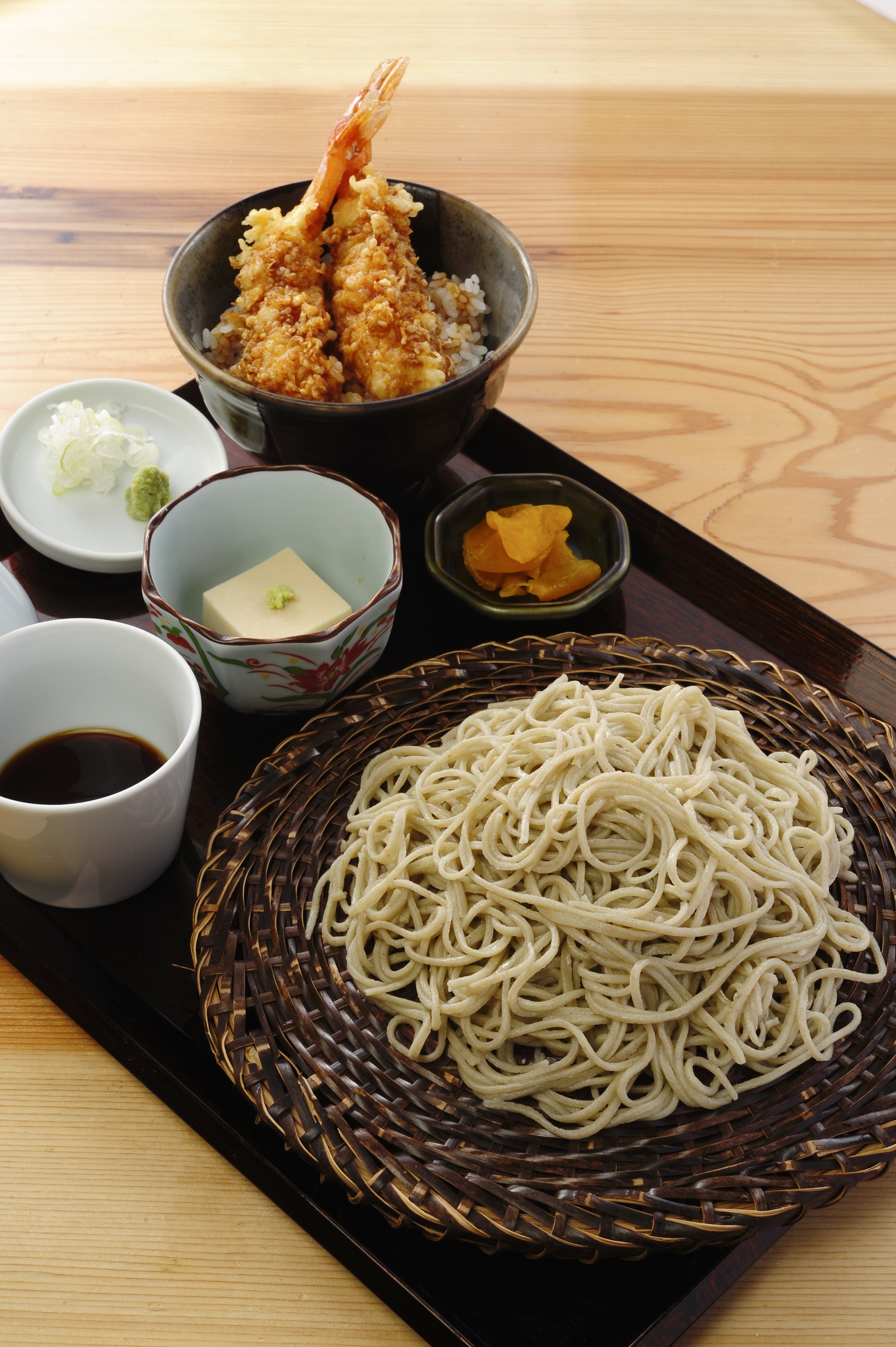 自家製粉手打ちそばの多彩なセットで差別化。スピード提供も強みに