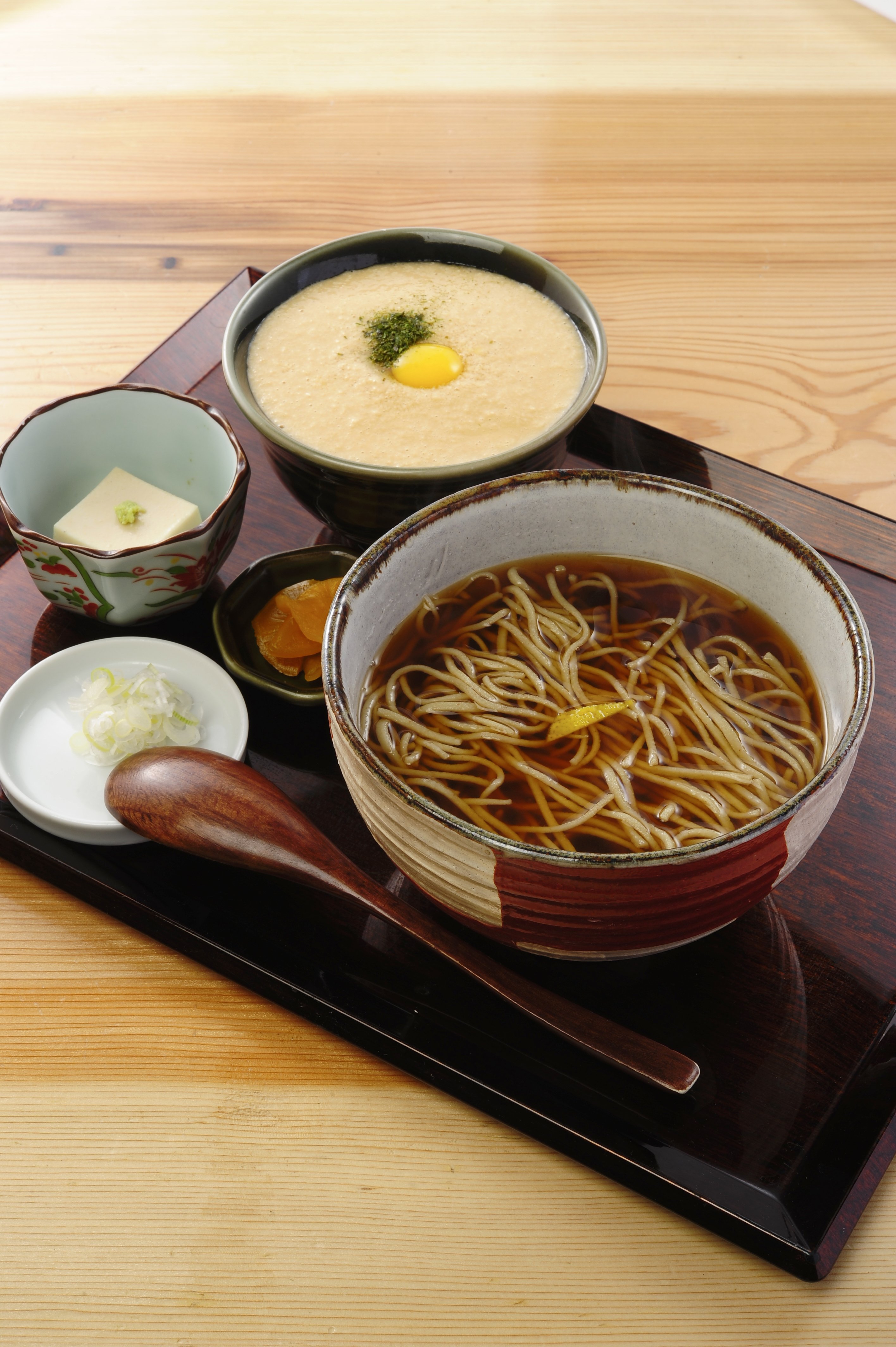 自家製粉手打ちそばの多彩なセットで差別化。スピード提供も強みに