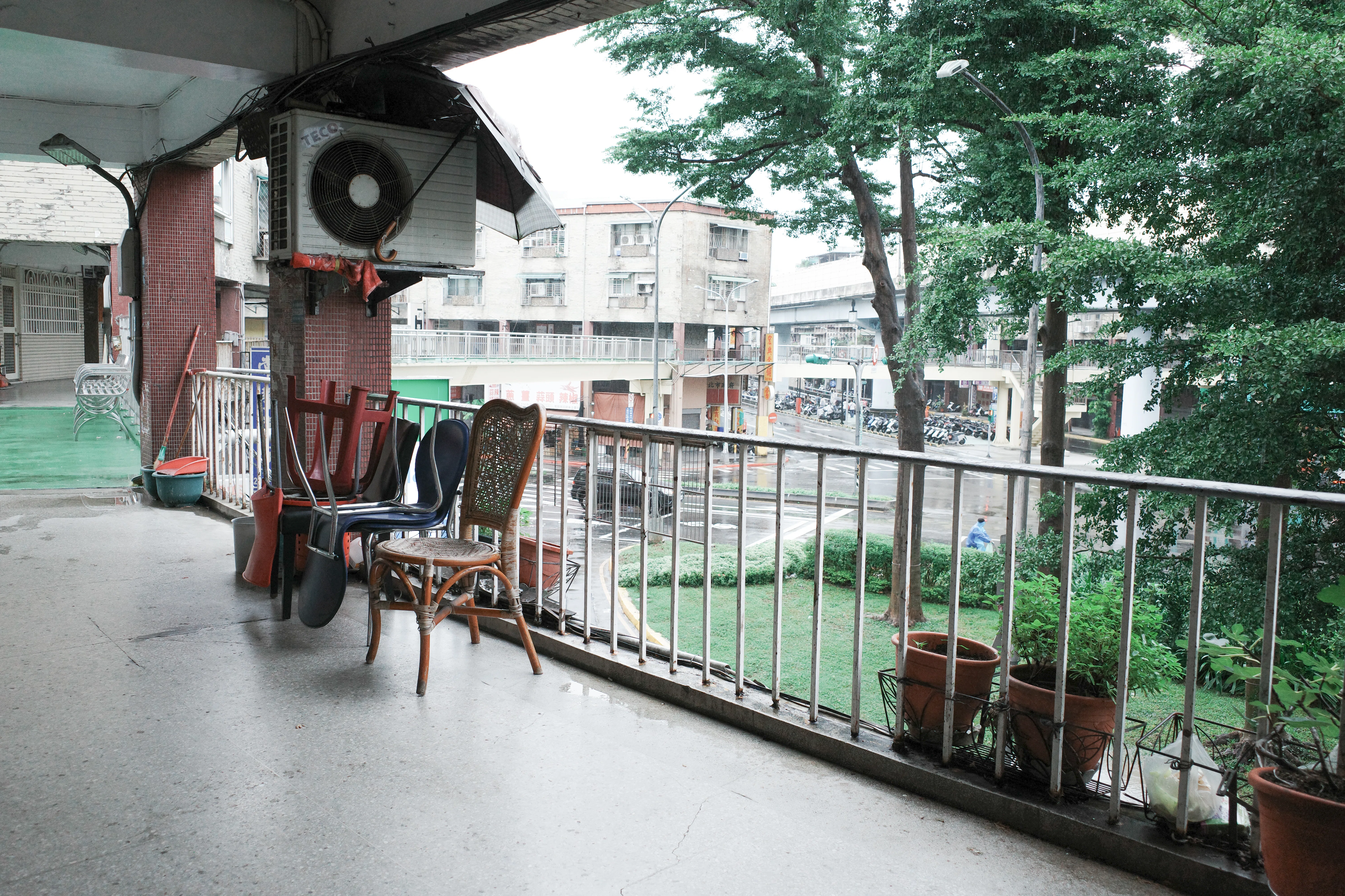 「台湾の建物群」/ 油彩、キャンバス / H 64.５×W 53.0 台湾の建物群」/ 油彩、キャンバス / H 64.5×W 53.0 台湾の建物群