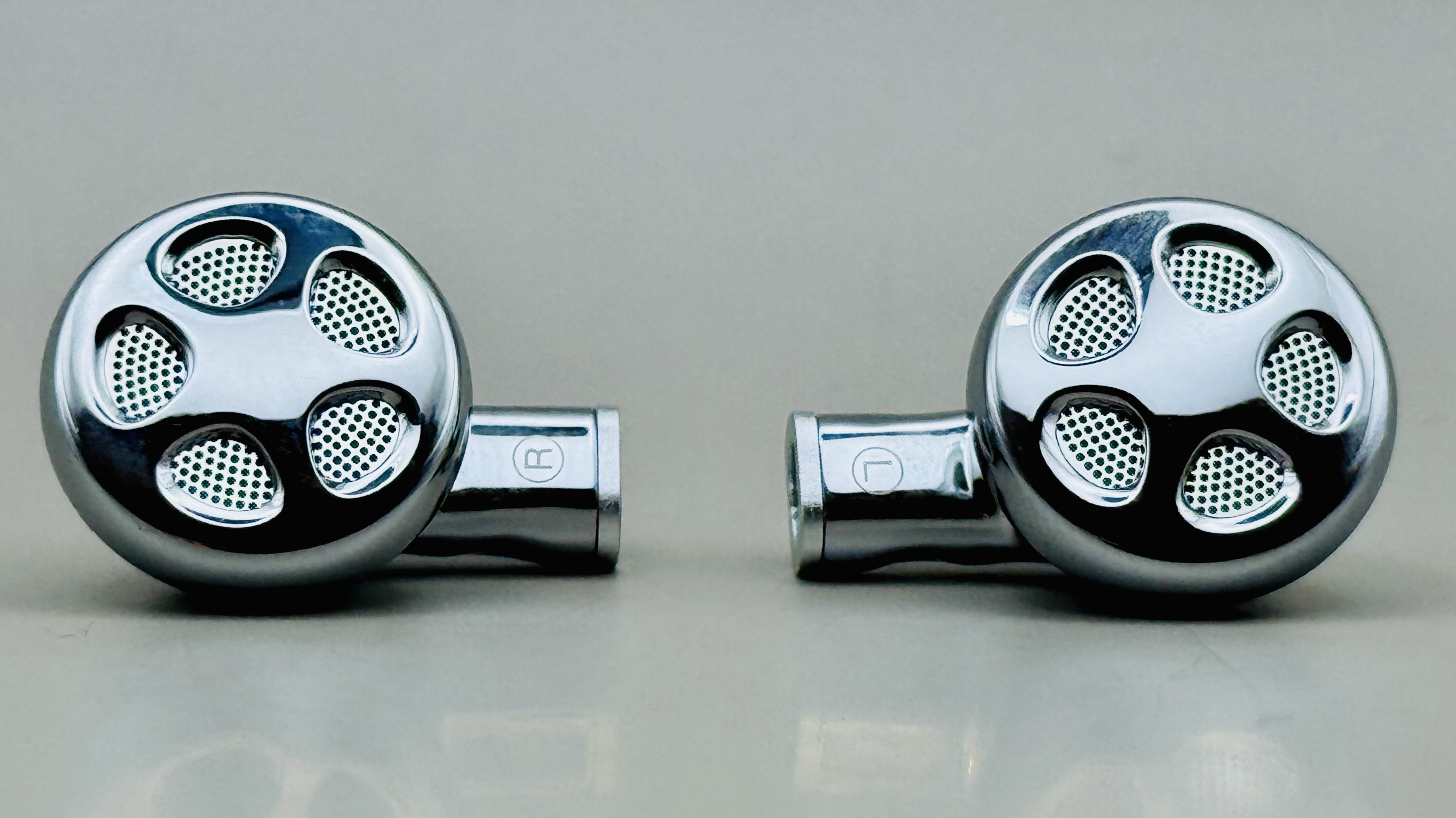 TRN Seahorse Pro イントラコンカ イヤホン　フラグシップ TRN Seahorse Pro」 流線型の金属ハウジングが美しく付属品も充実。お