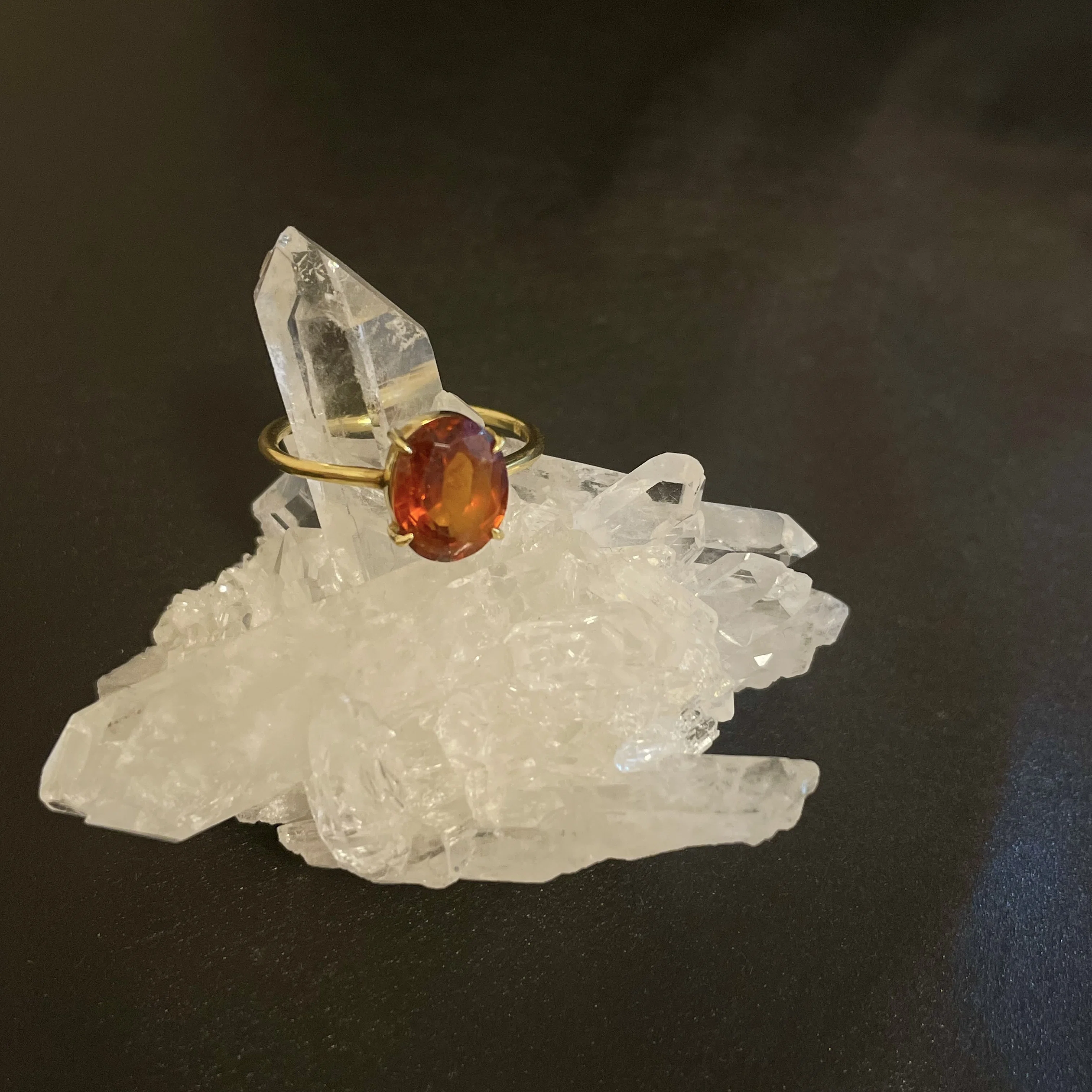 飾る」と「ケア」を両立！ MITAMANOFUYU japan の水晶クラスターで 