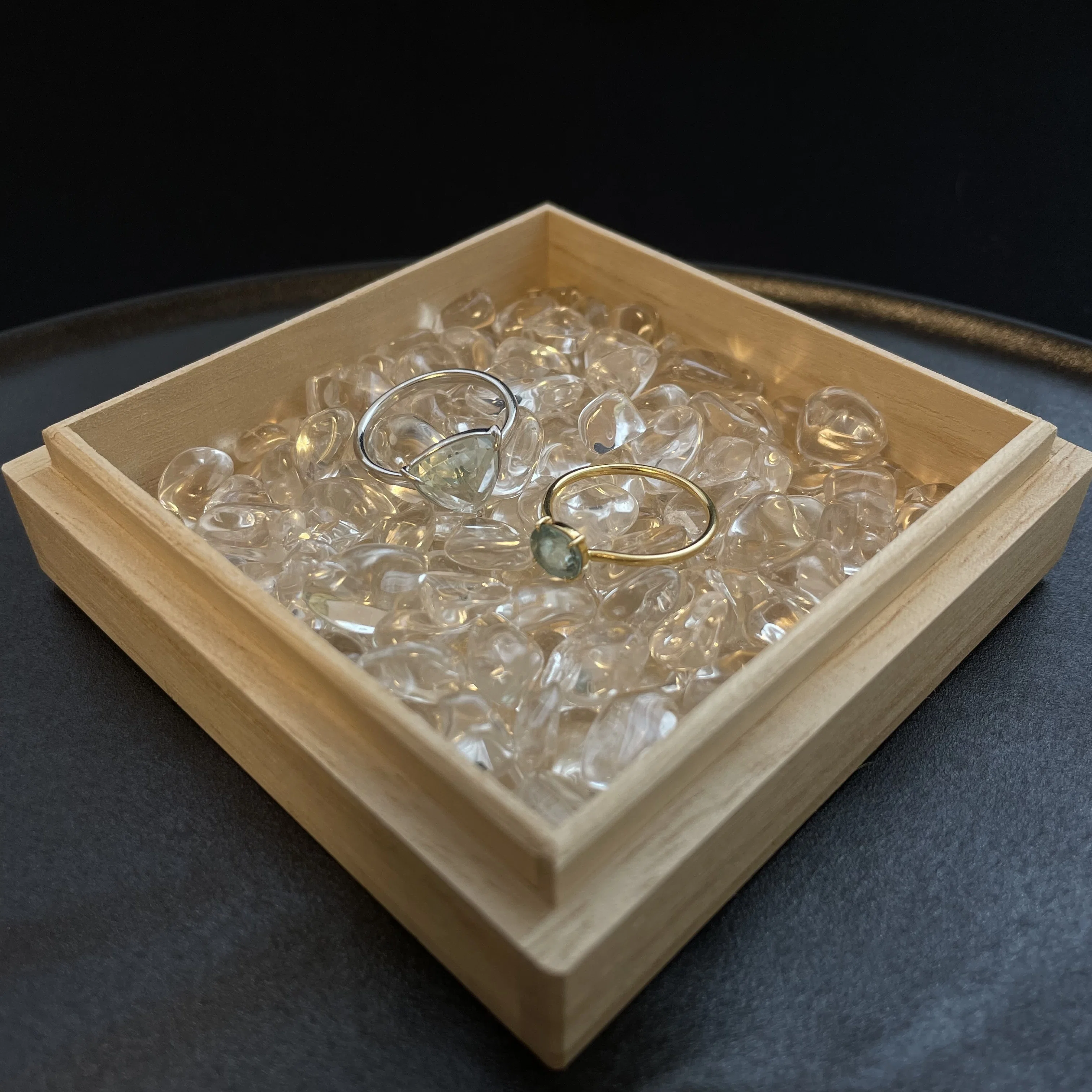 飾る」と「ケア」を両立！ MITAMANOFUYU japan の水晶クラスターで
