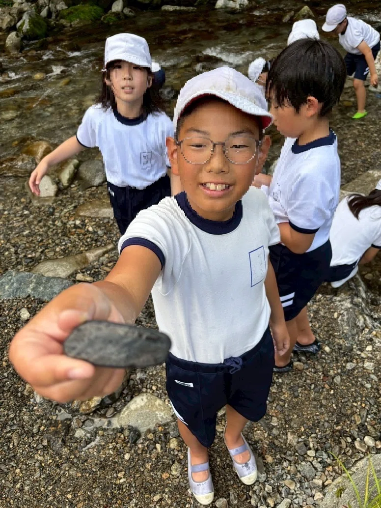 5年生 林間学校 その10 石拾い＆水遊びタイム｜条南小学校