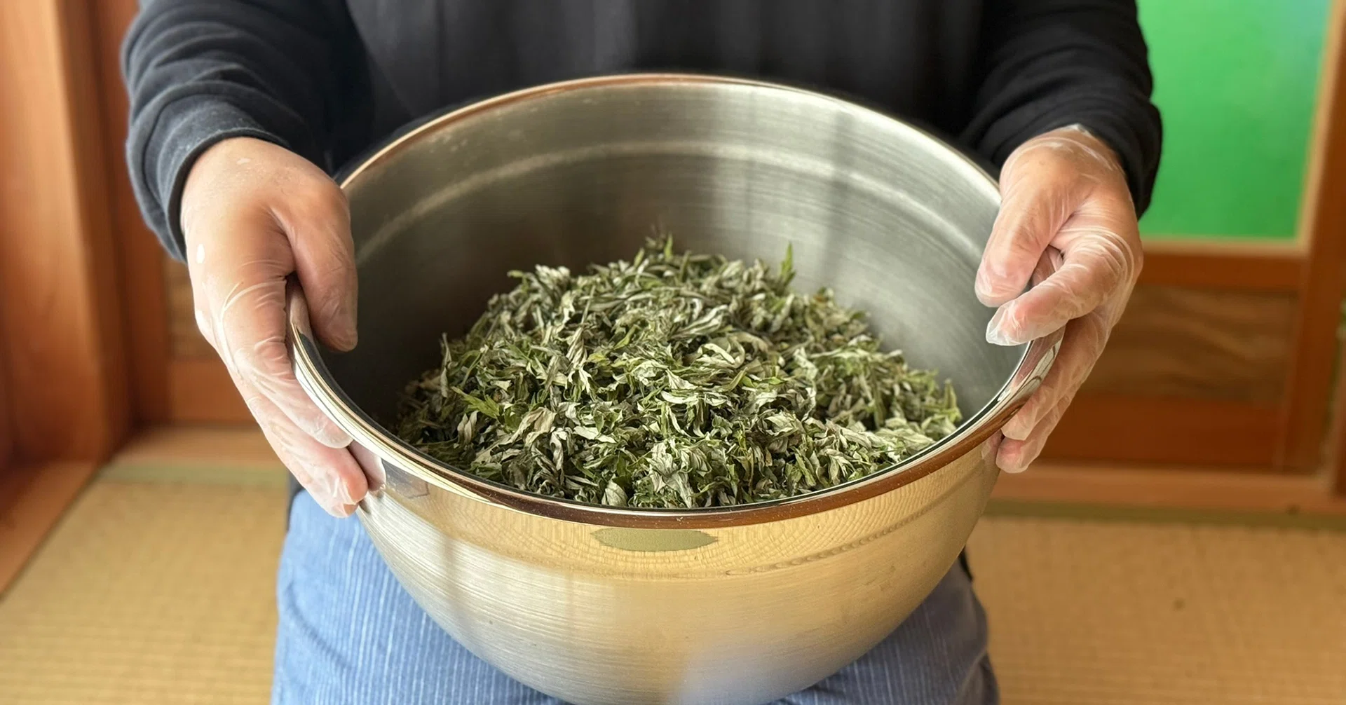 乾燥よもぎ100gを作るには？生葉の重みと、草の命の話。｜よもぎ