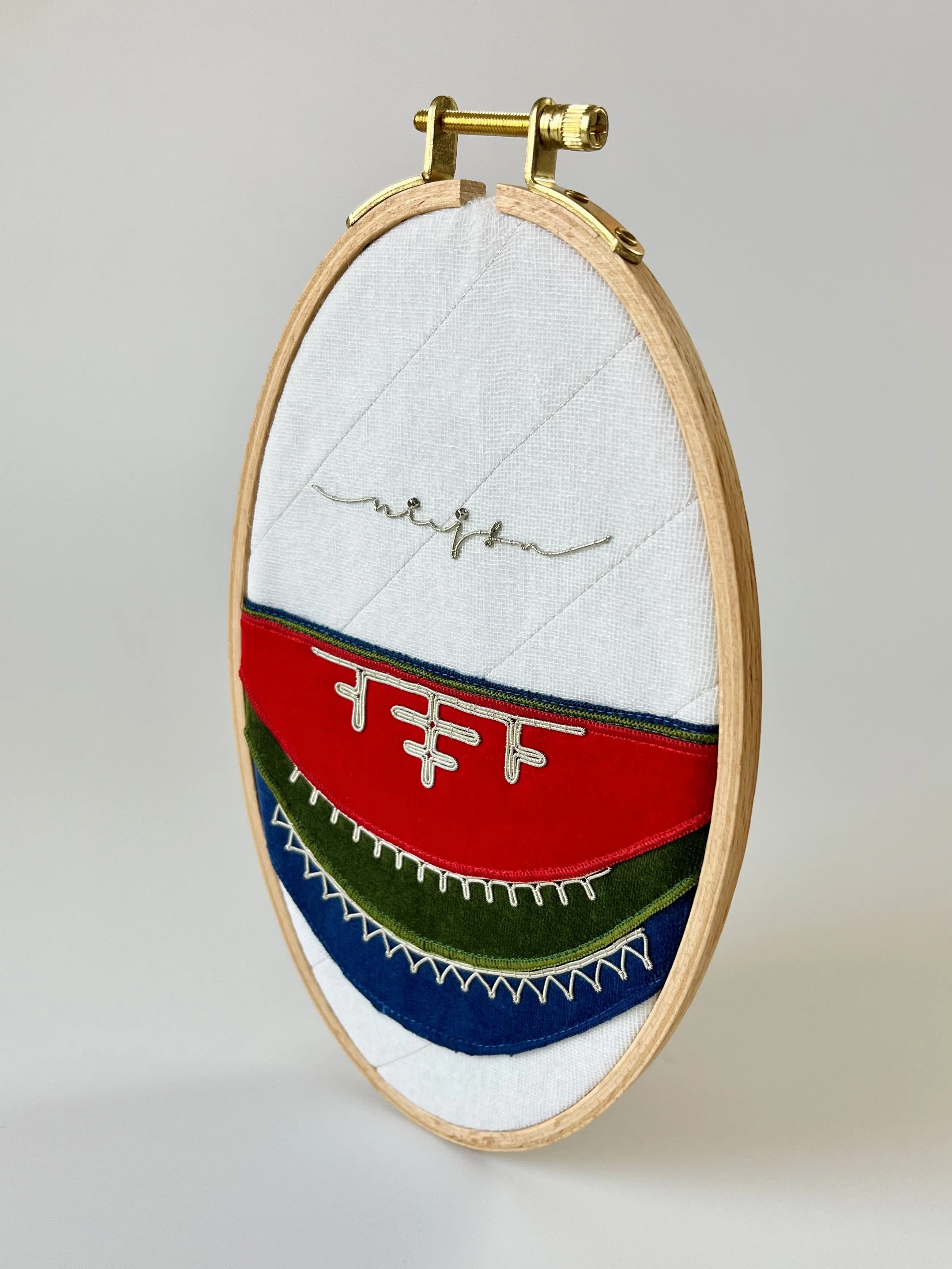 刺繍枠の中に絵を描くピューター刺繍のアートワーク作品｜niejta