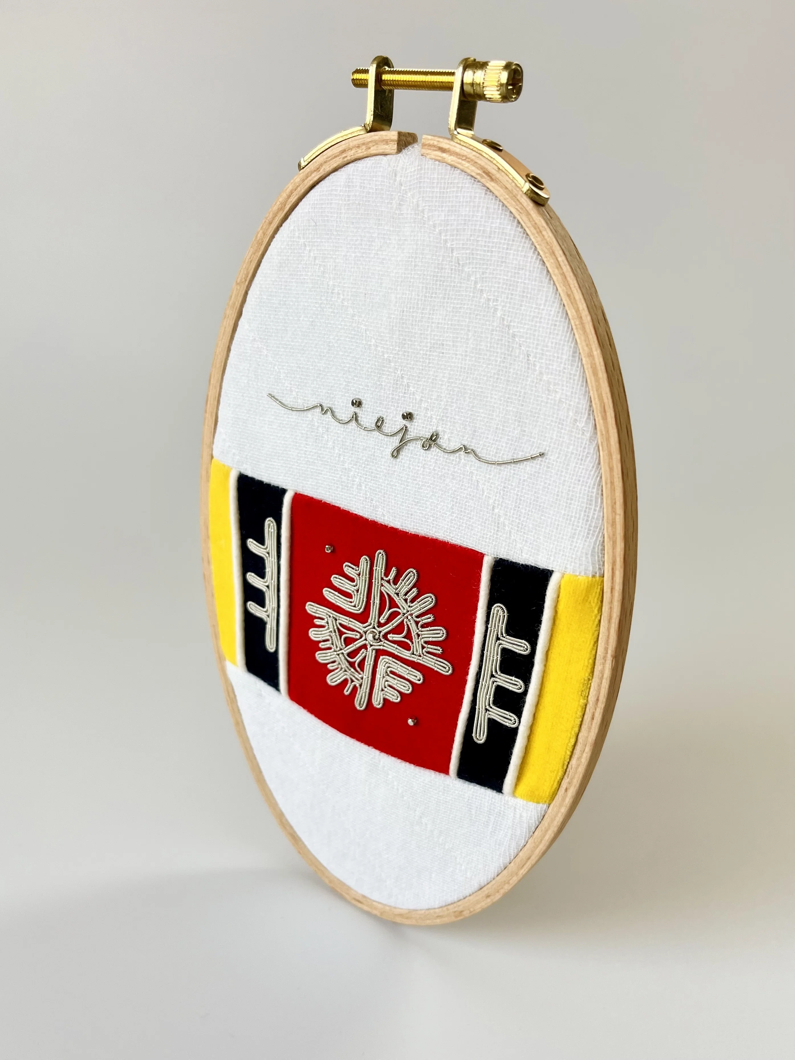 刺繍枠の中に絵を描くピューター刺繍のアートワーク作品｜niejta