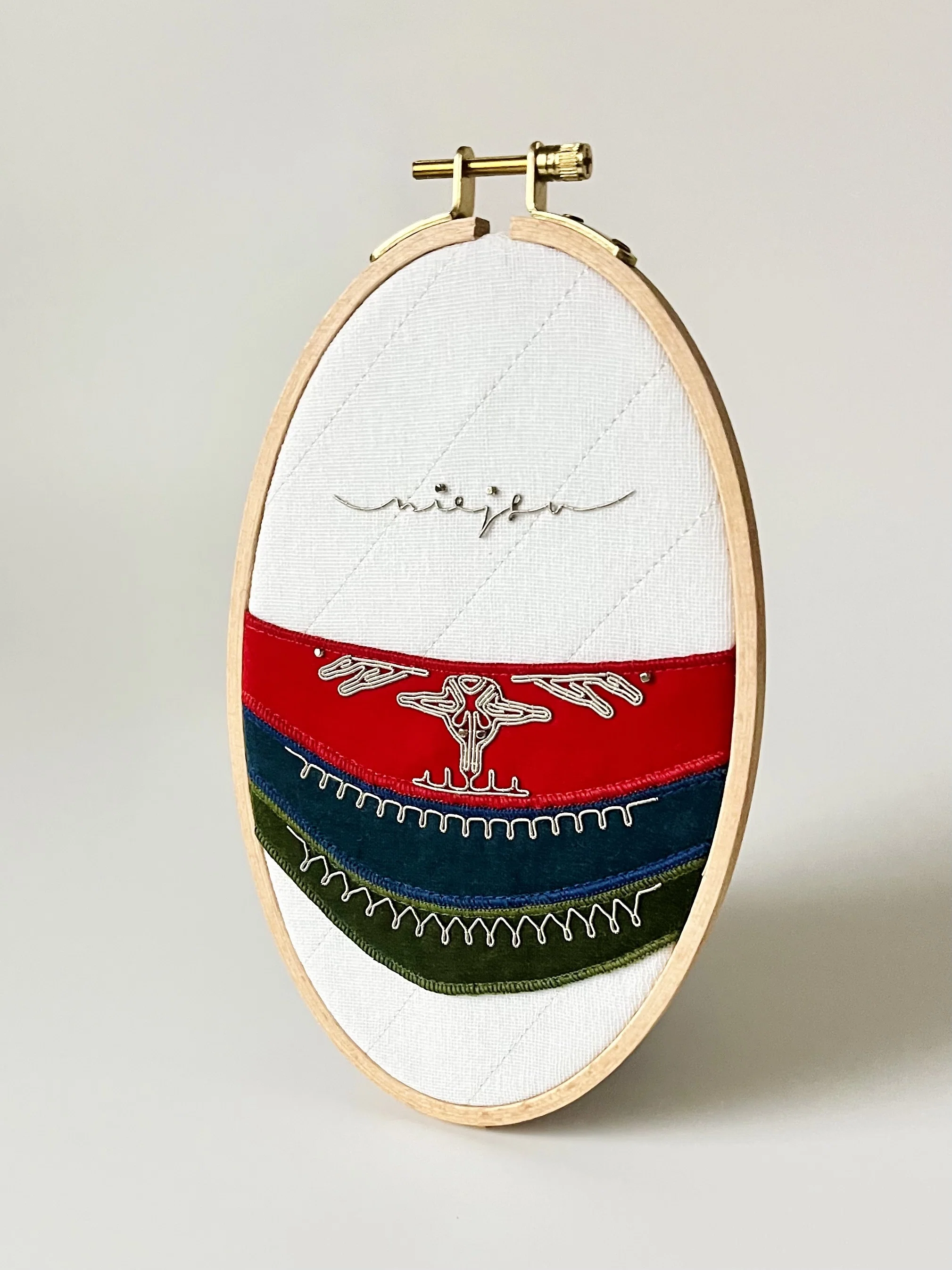 刺繍枠の中に絵を描くピューター刺繍のアートワーク作品｜niejta