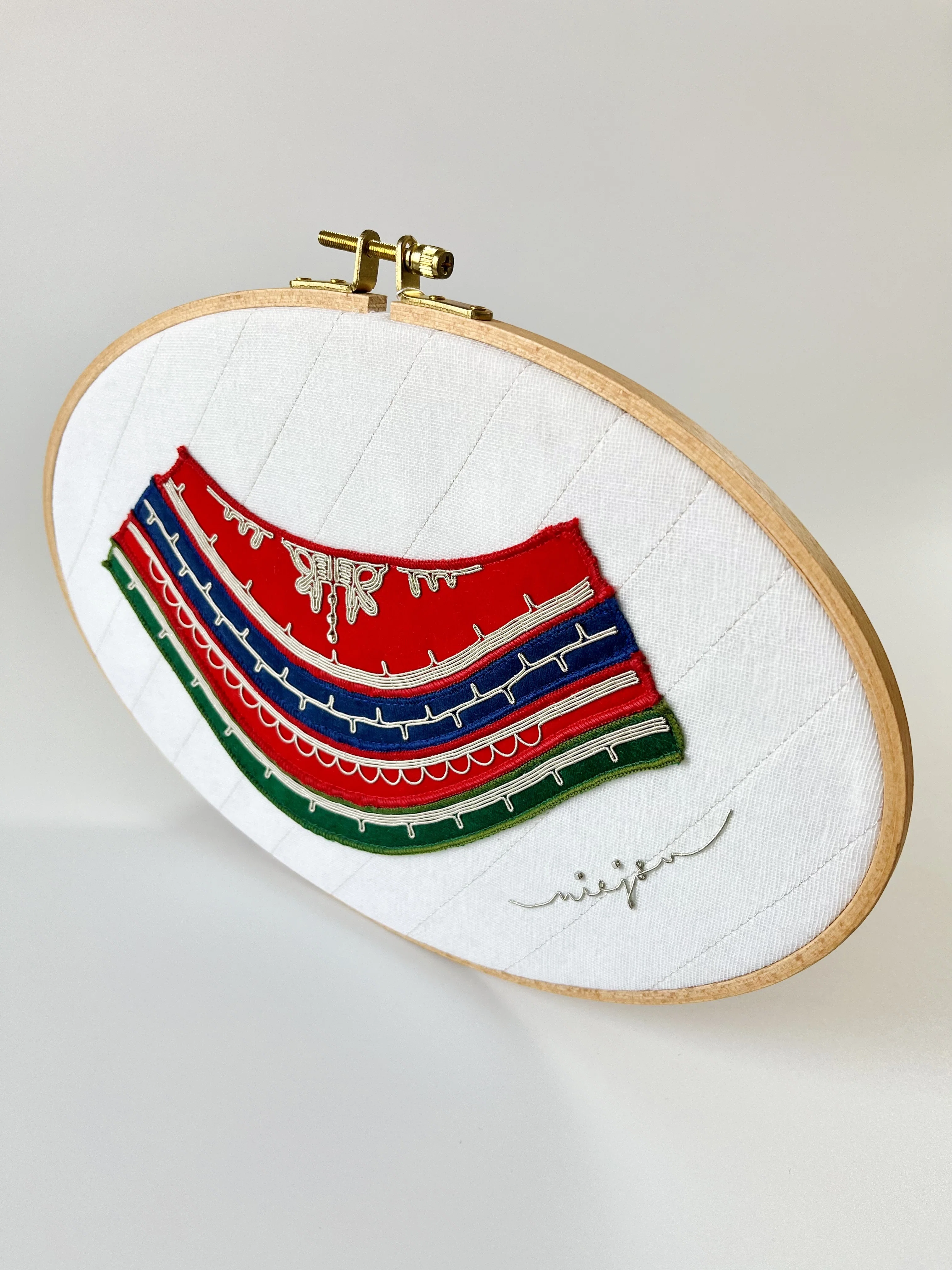 刺繍枠の中に絵を描くピューター刺繍のアートワーク作品｜niejta