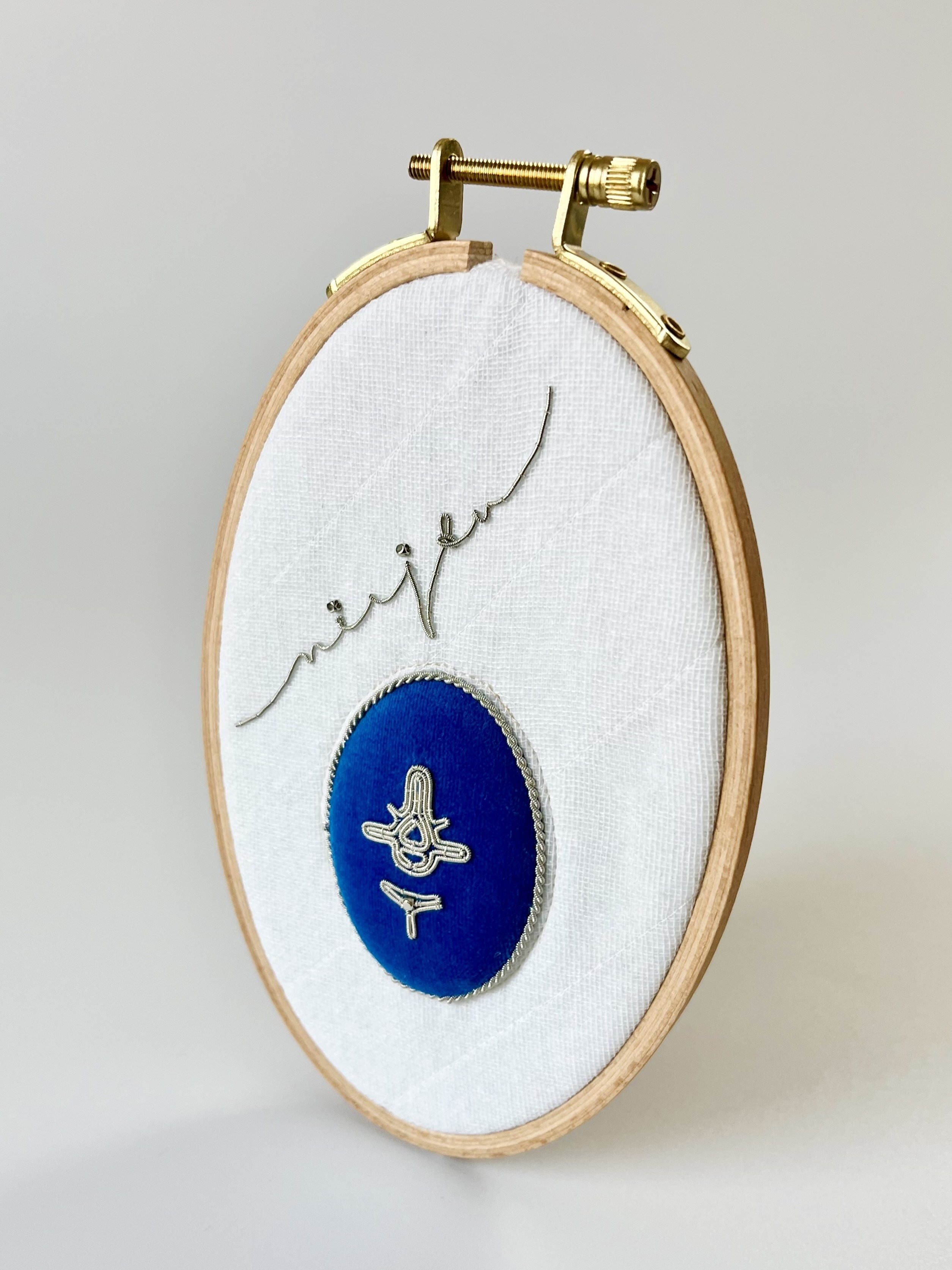 モチーフを嵌め込んだ、立体的な刺繍枠アートワーク｜niejta作品