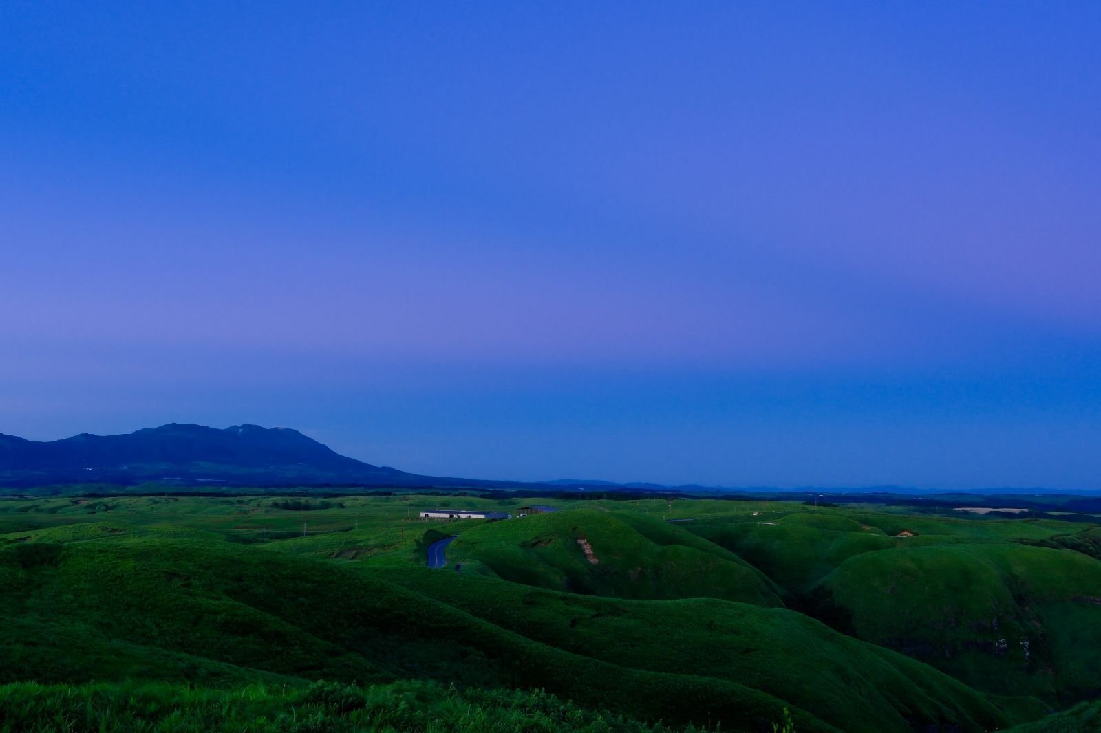 阿蘇くじゅう 夕暮れ道中｜shinya photo