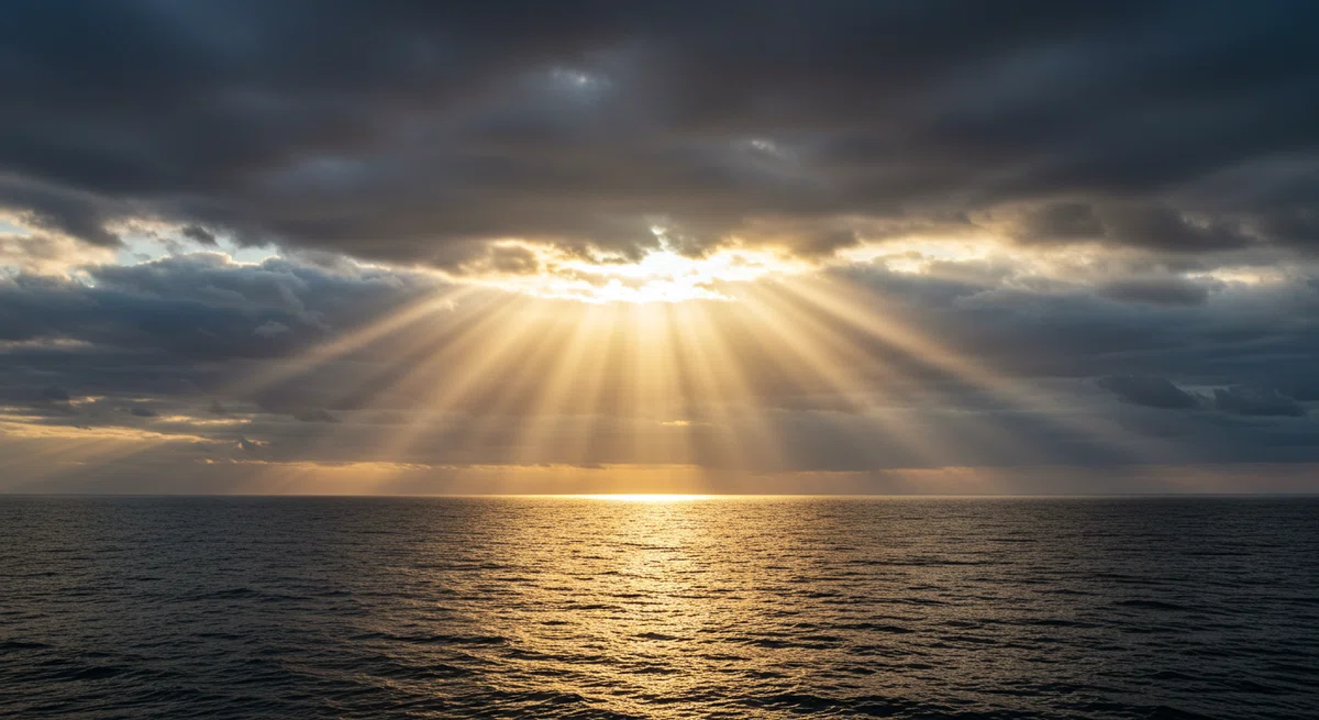厚い雲の隙間から光が差し込む、「天使のはしご」と呼ばれる劇的な風景。