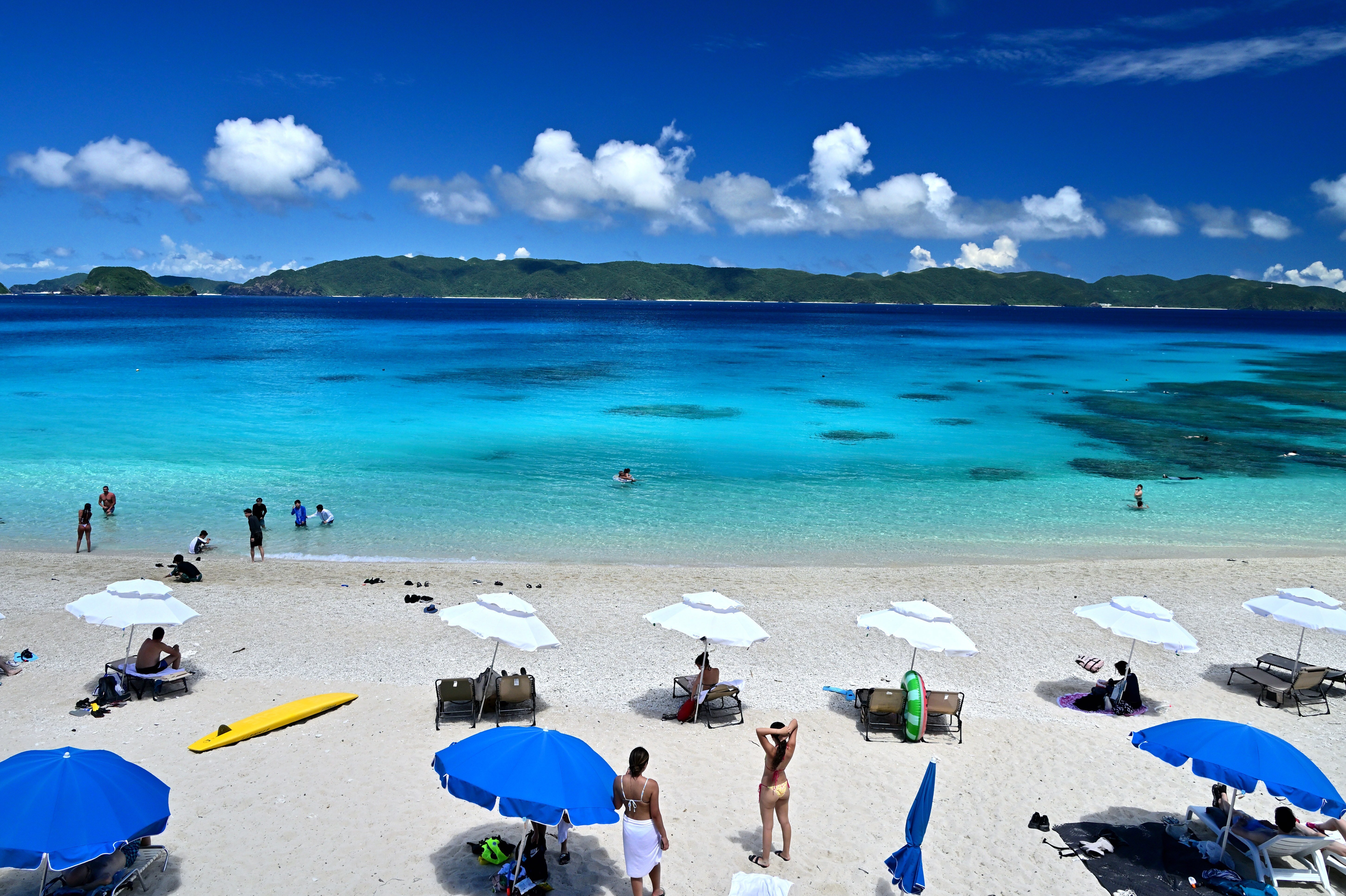 青いビーチの風景画像 青い水と青い空の砂浜の写真 – Unsplashの浜の無料画像