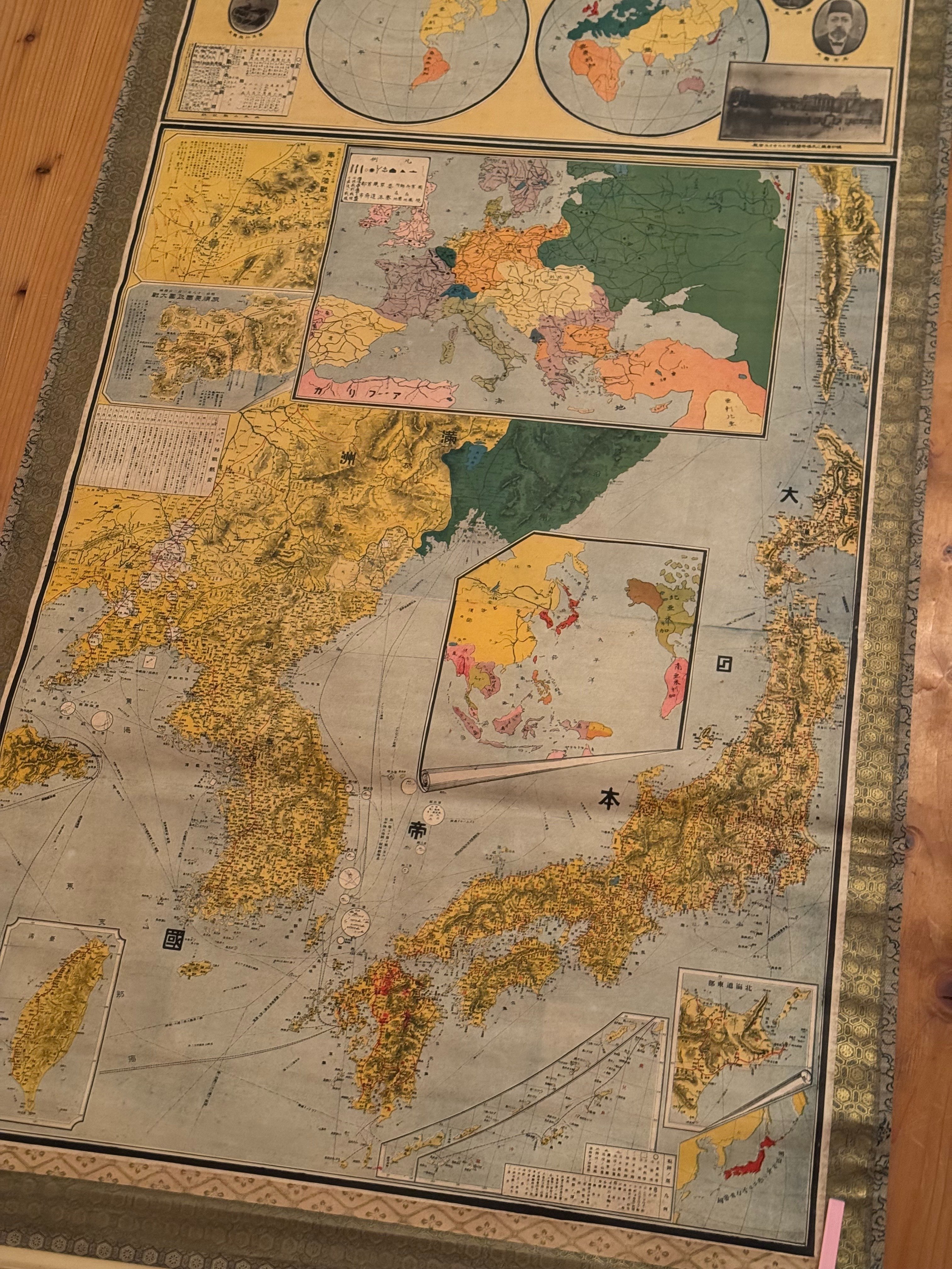掛け軸　明治之偉跡 大正之偉業 世界大戦記念地図 特大の「世界大戦記念地図」は拡張政策をよく現しつつ、無関係の